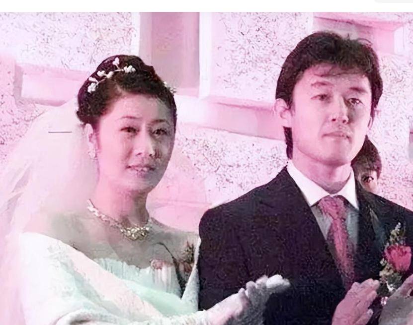 已退役的孙继海,足球生涯亮点不断,他老婆是个川妹子,温婉可爱