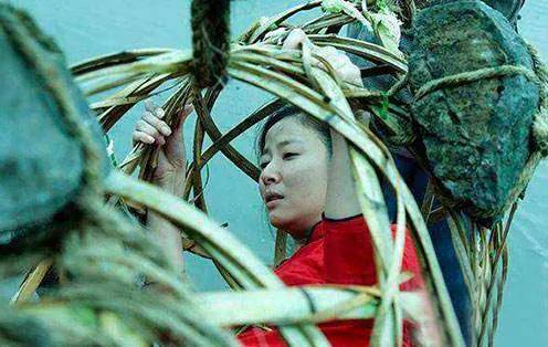 封建社会女子命运悲惨！是谁剥夺了她们的自由与尊严？