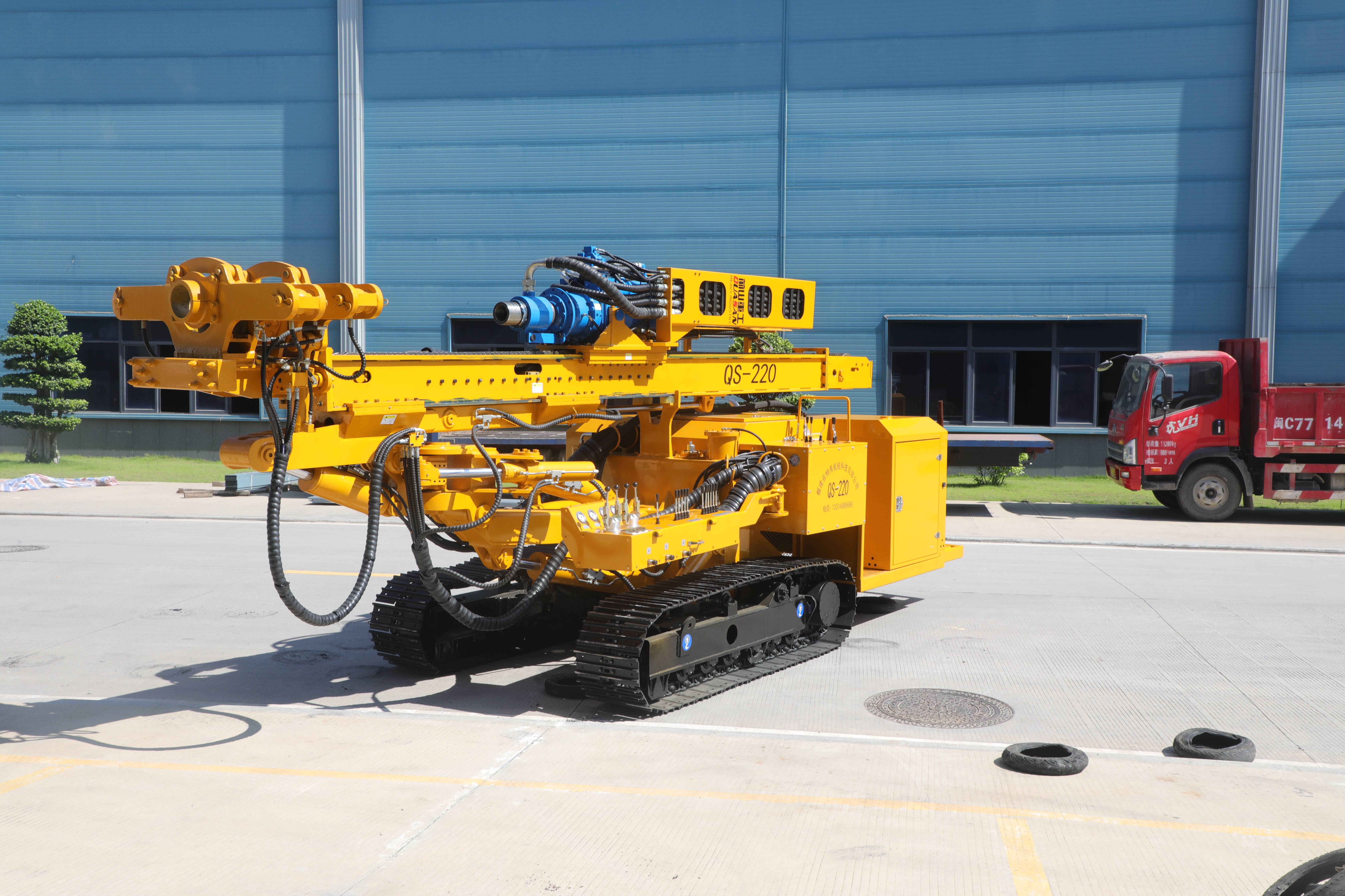 前山重工qs220全液压多功能钻机:基础建设的高效利器