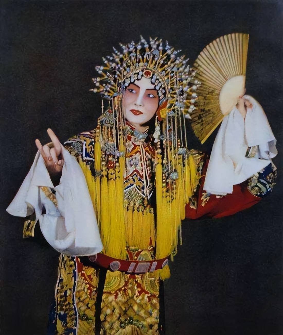 梅兰芳多有钱?月薪2100的50年代,出场费高达10根金条,什么概念