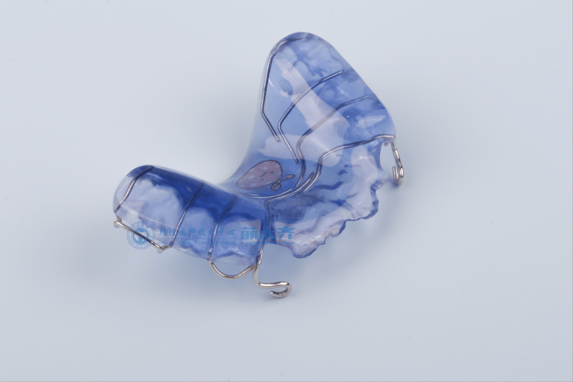 而且此时孩子的牙床处于旺盛的生长状态,改建能力较强,牙齿骨骼移动后