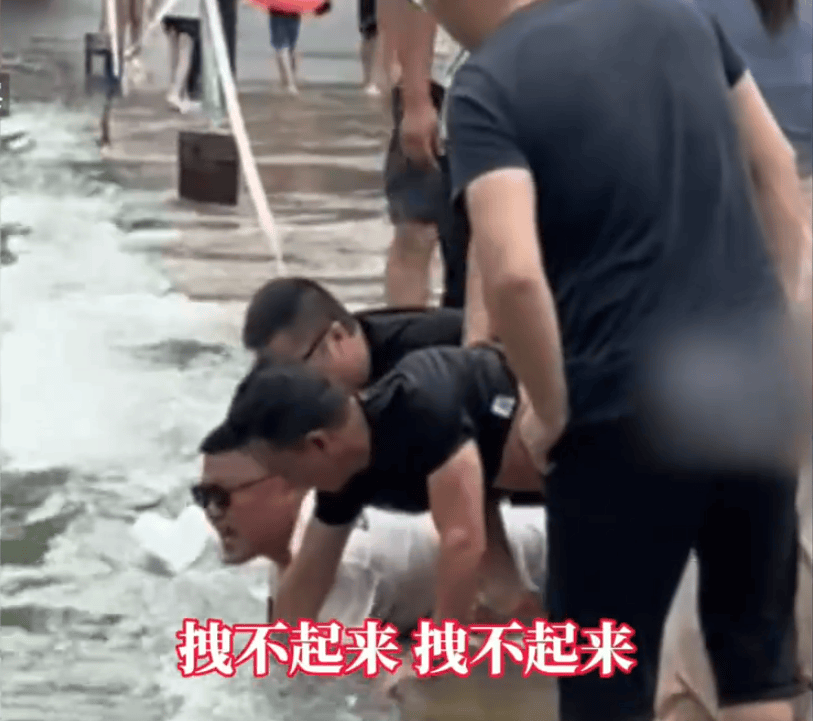 平凡英雄！他一把拽住被冲走的男孩，挽救了一个家庭