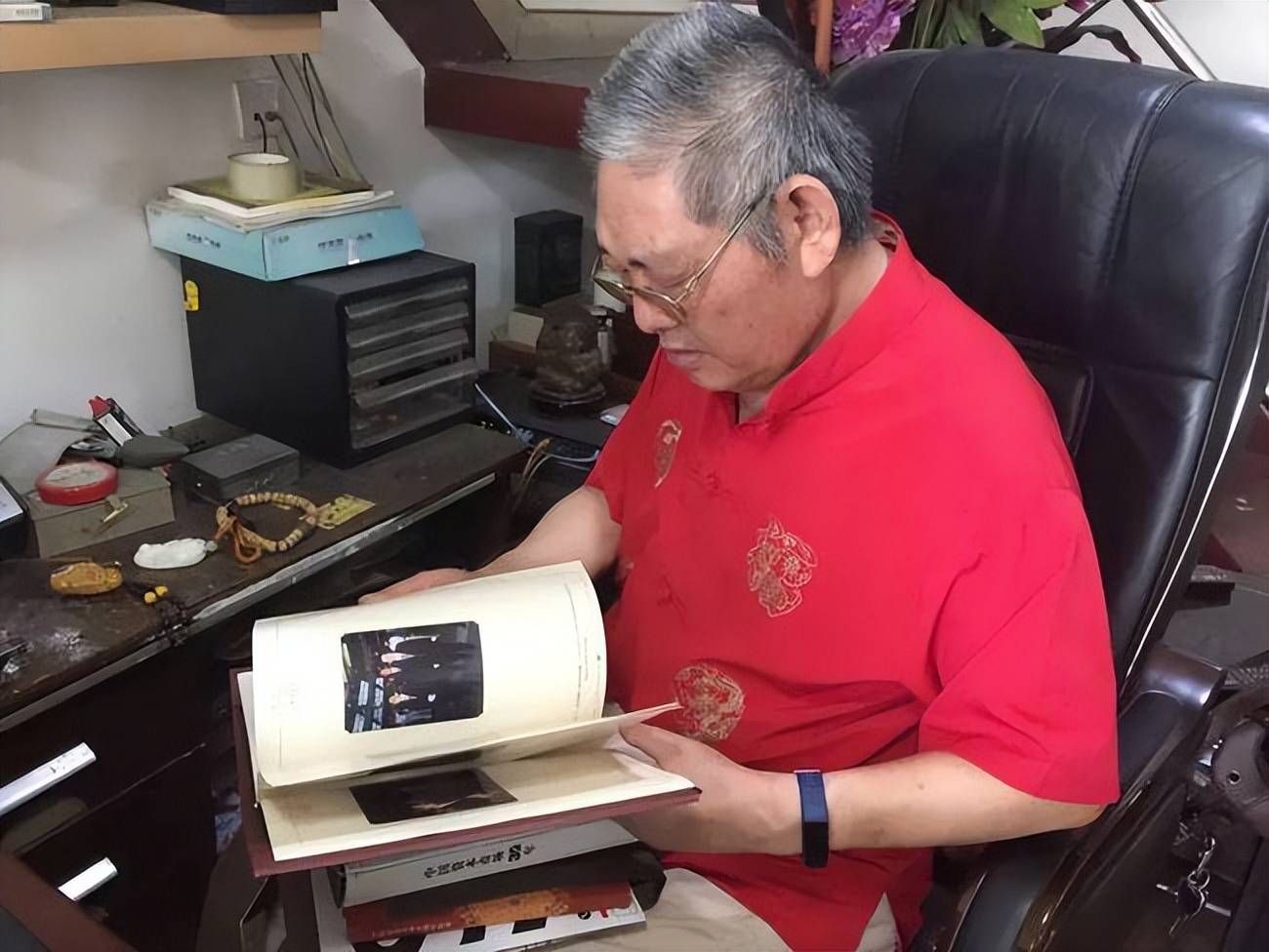 1988年,杨怀定看报纸发现秘密,用2万存款买卖国库券一年赚百万
