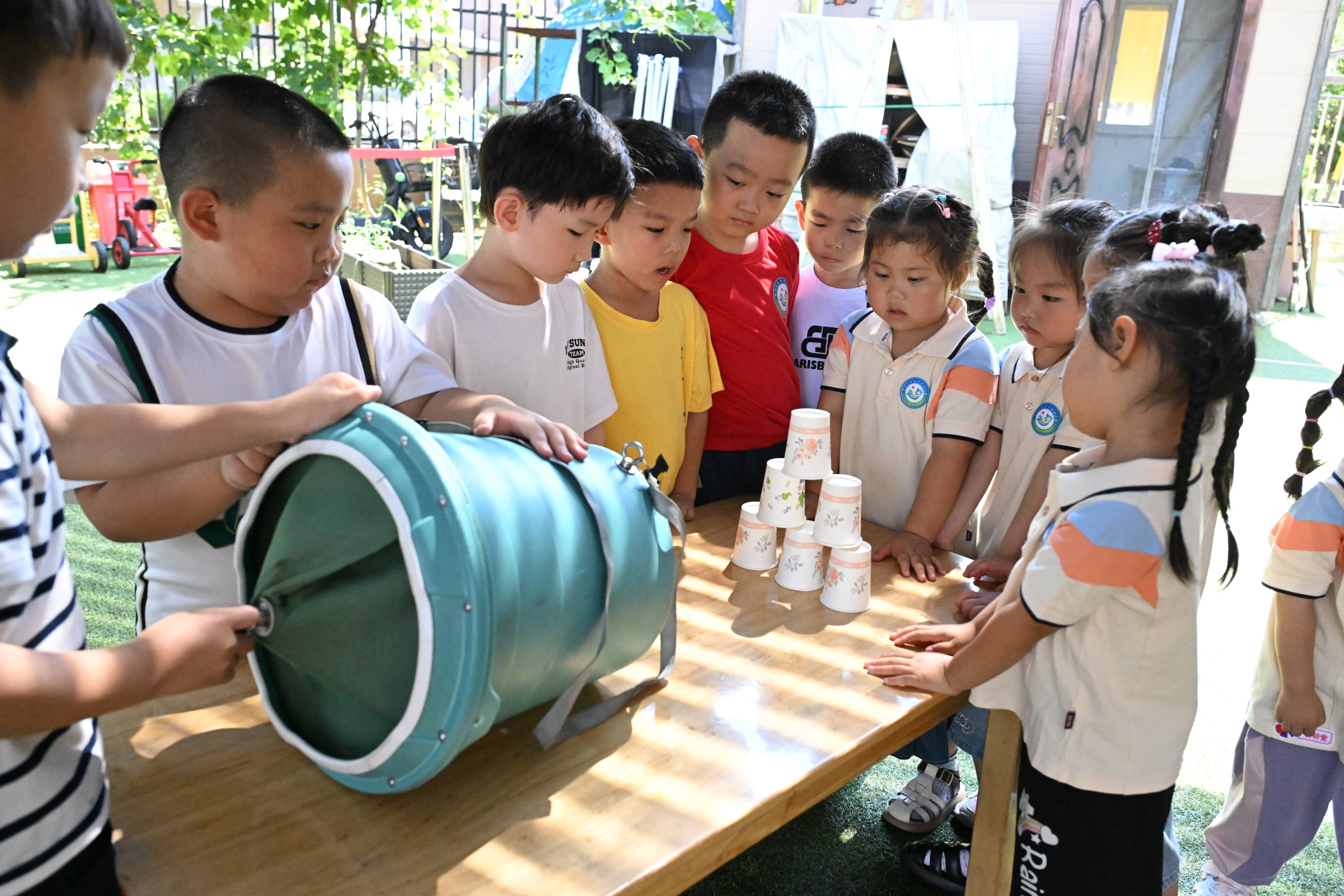 山东即墨:机器狗炫酷幼儿园科技节