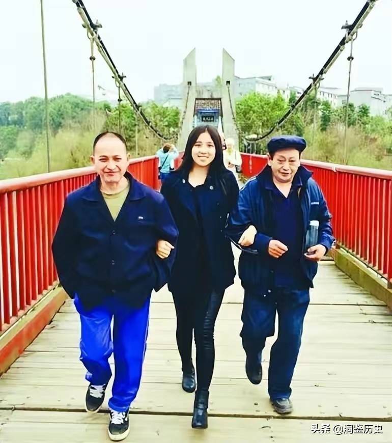 1990年,重庆36岁光棍捡到女弃婴,相依为命28年,她是如何报恩?