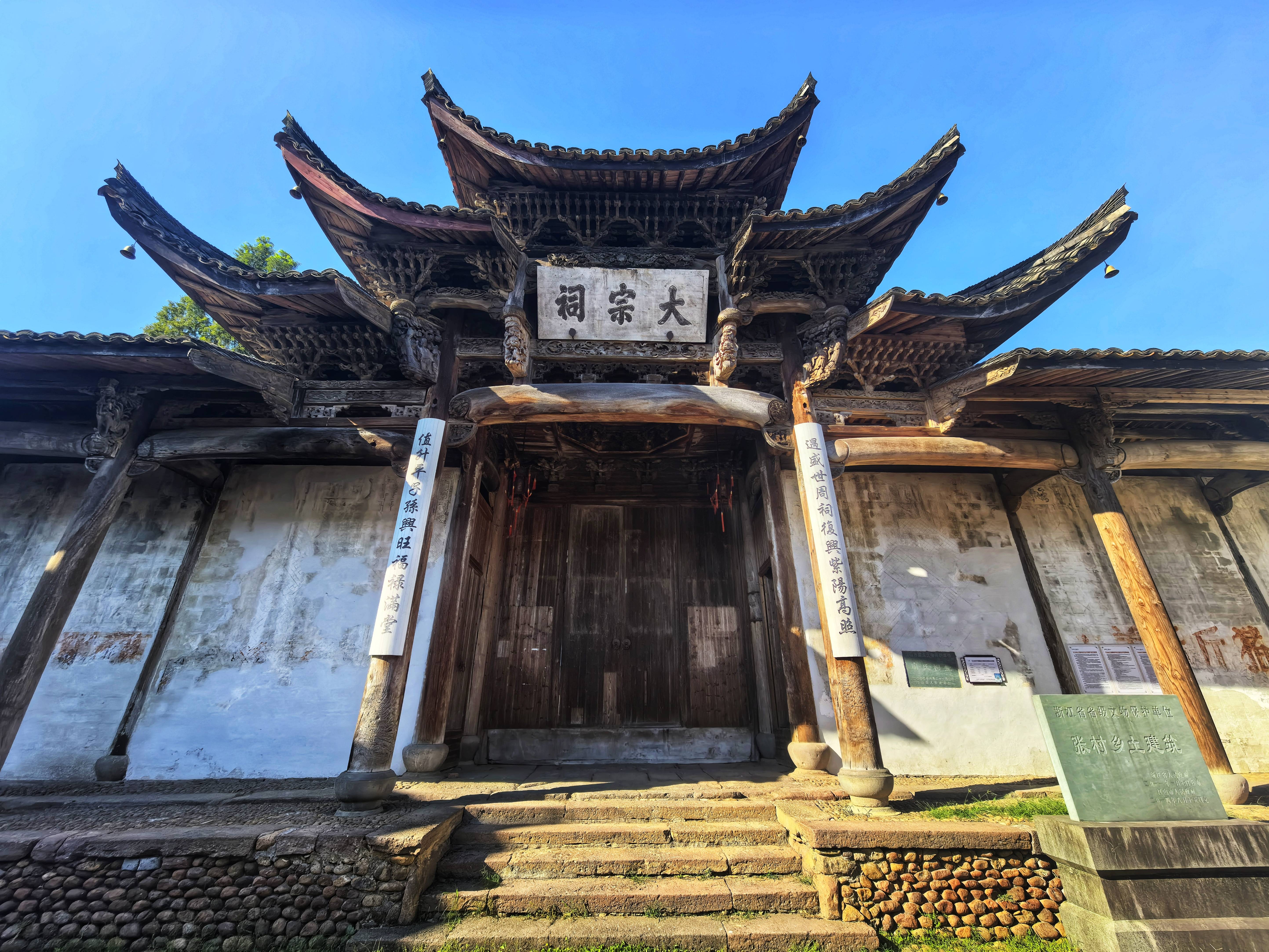 踏入祠堂,庄重肃穆之感扑面而来,古建筑的韵味与背后的家族故事,让人