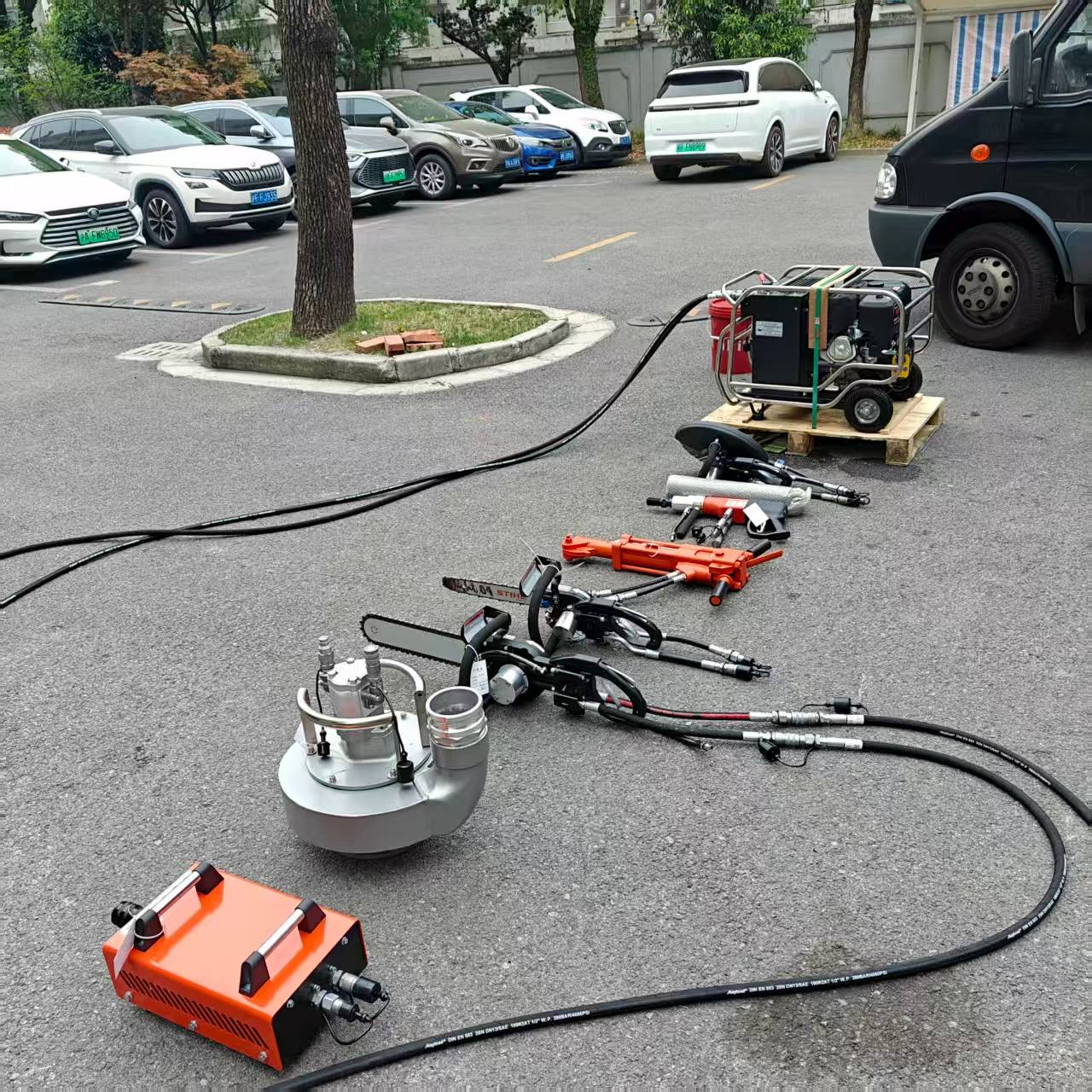 混凝土液压破拆工具组用于救援现场实施凿破,打孔等功能的设备