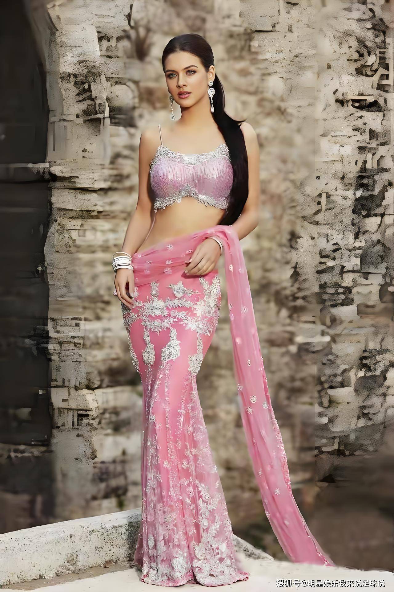 妮哈·达尔维被誉为"印度最美模特",曾连续三年荣获印度最美女大学生