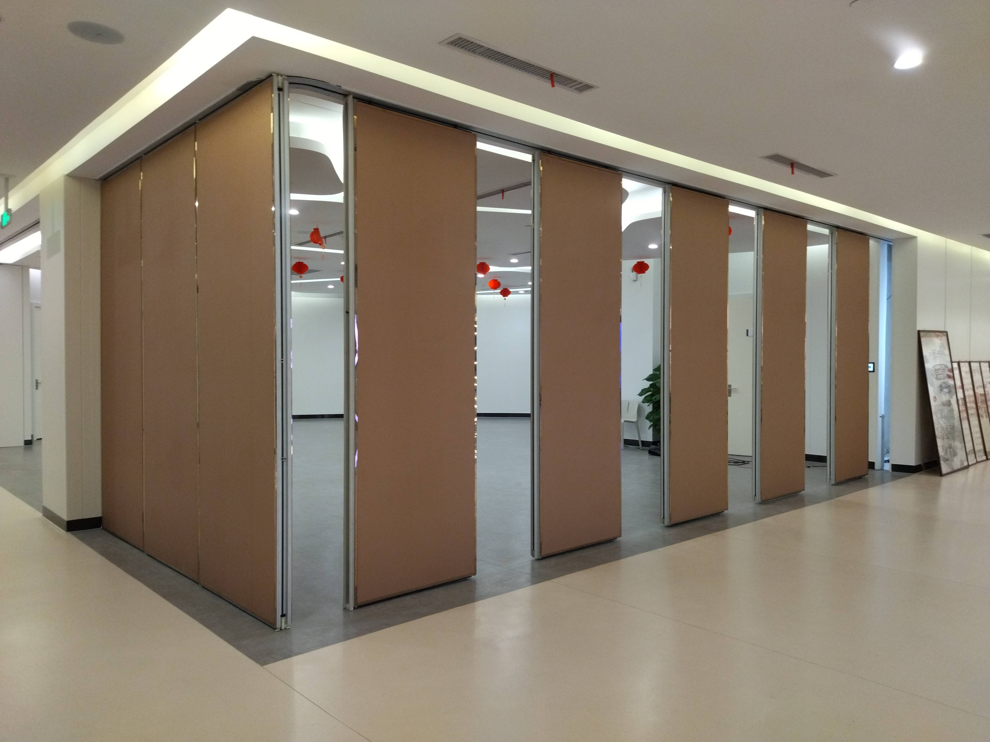 玻璃隔断墙：构建现代空间的艺术
