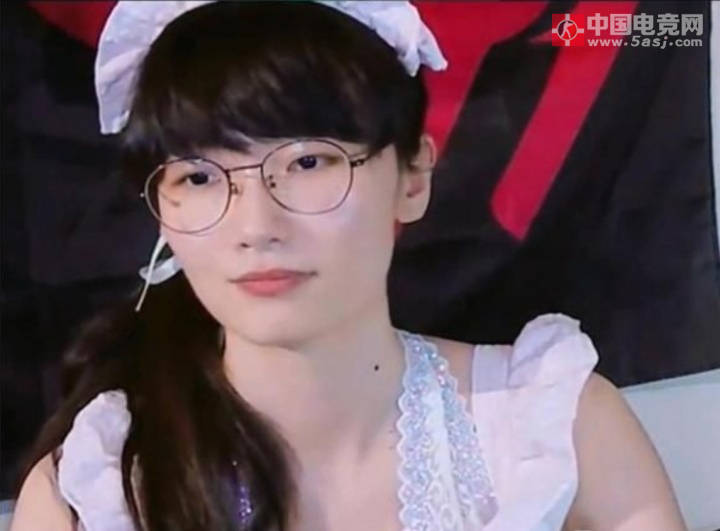 女版Faker：抖音主播莎赫儿挂T1战旗直播LOL 官方账号连续三天现身打赏