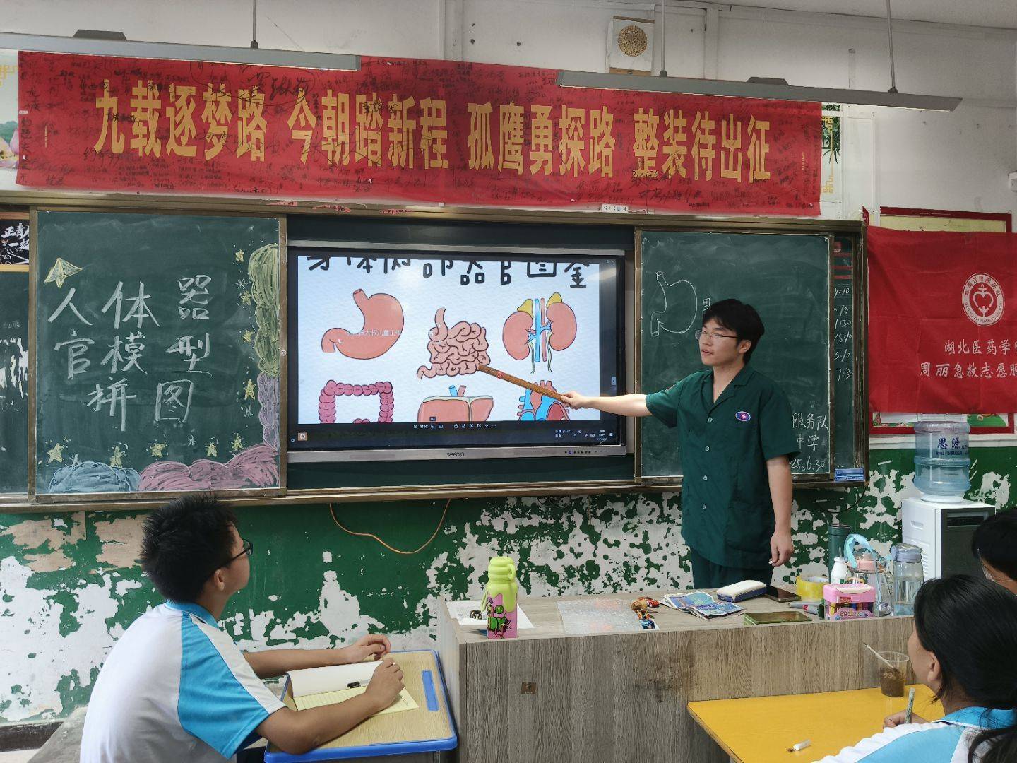https://q8.itc.cn/q_70/images01/20250907/7db81710e9c345c4aceb249391f1cdbc.jpeg