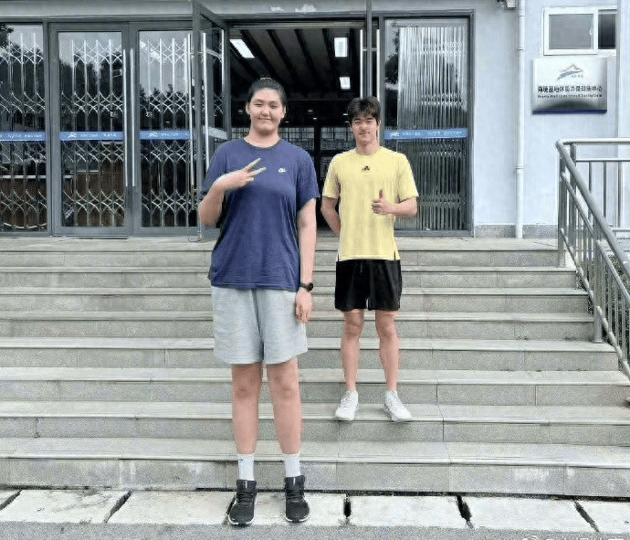潘展乐与张子宇的跨界同框：游泳与篮球的最萌身高差