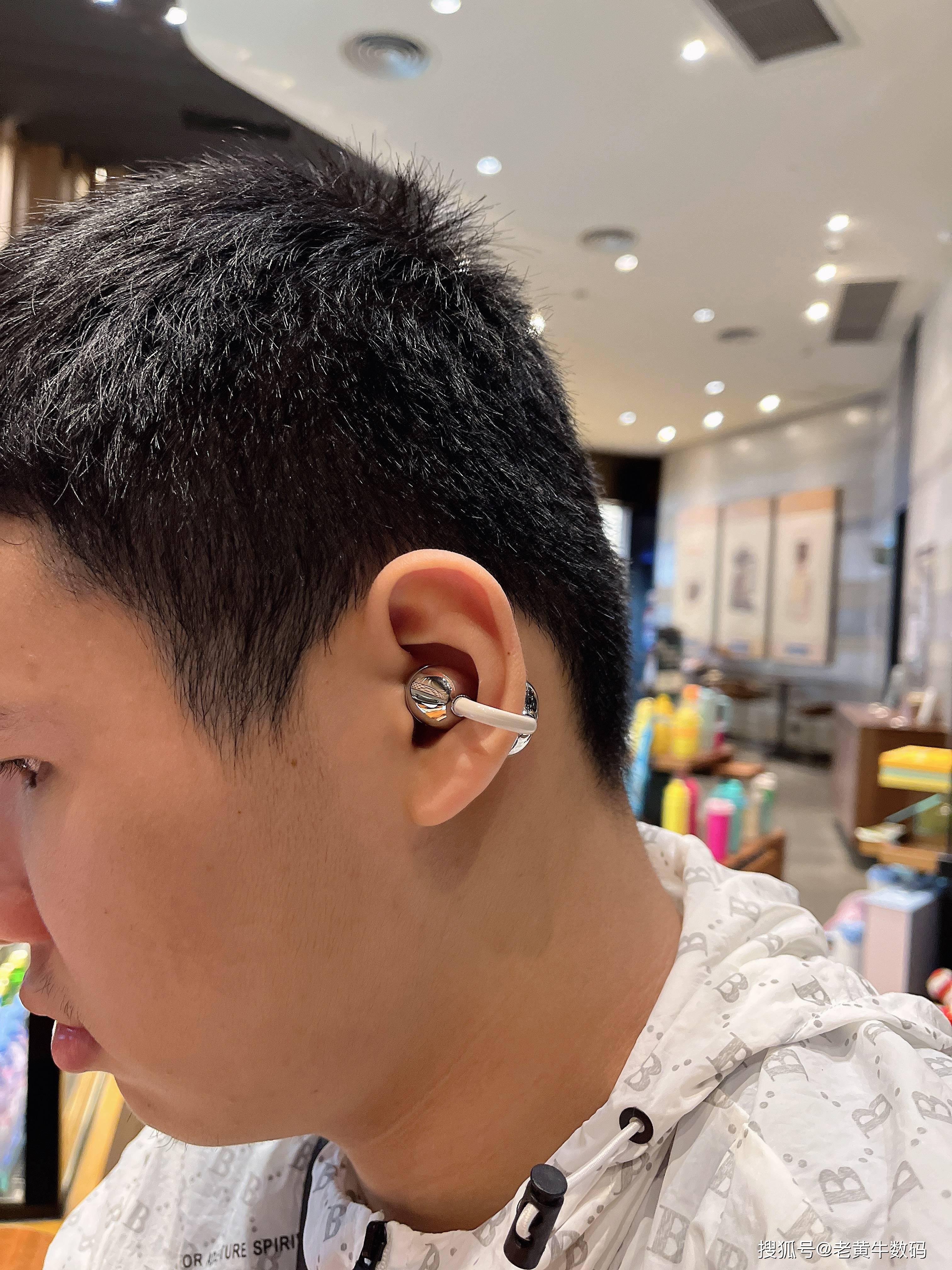 耳机曲线经过多轮优化特殊的人体工学弧度能完美贴合耳廓自然曲线