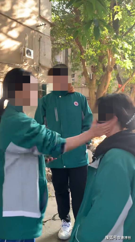 警方通报阆中中学女生被掌掴 多条网传视频曝更多现场细节