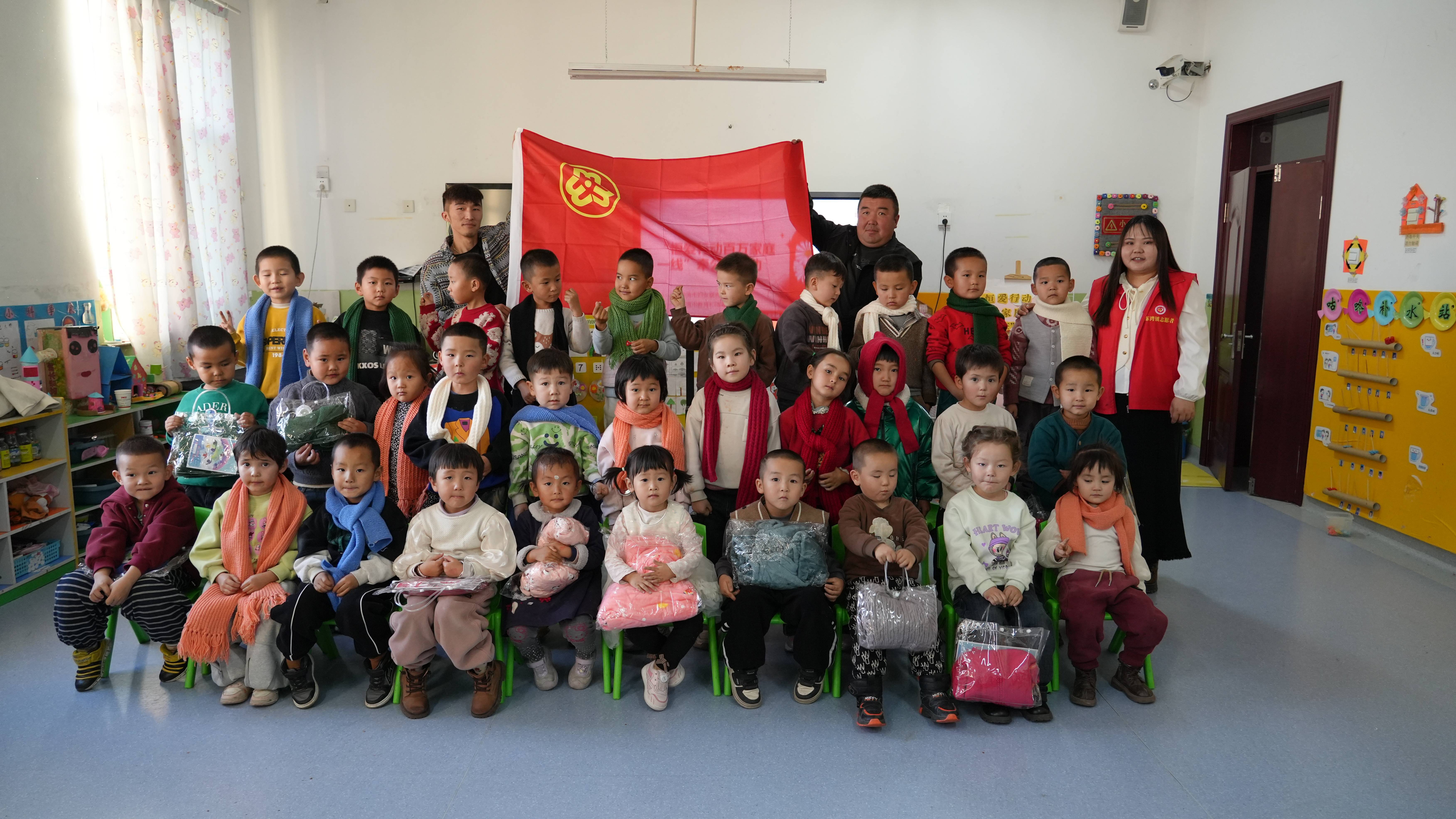 沙湾市东湾镇:爱心围巾暖童心 公益活动传温情