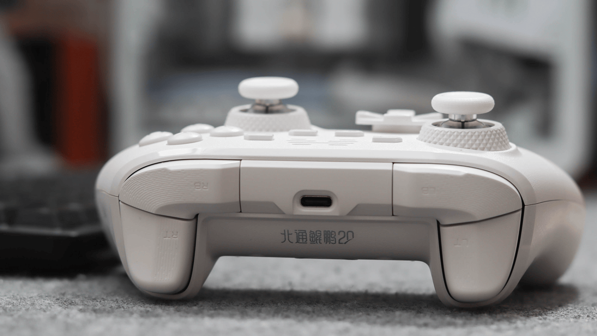 同价位唯一双切震动扳机！北通鲲鹏20绝尘白用自研技术打造入门手柄天花板