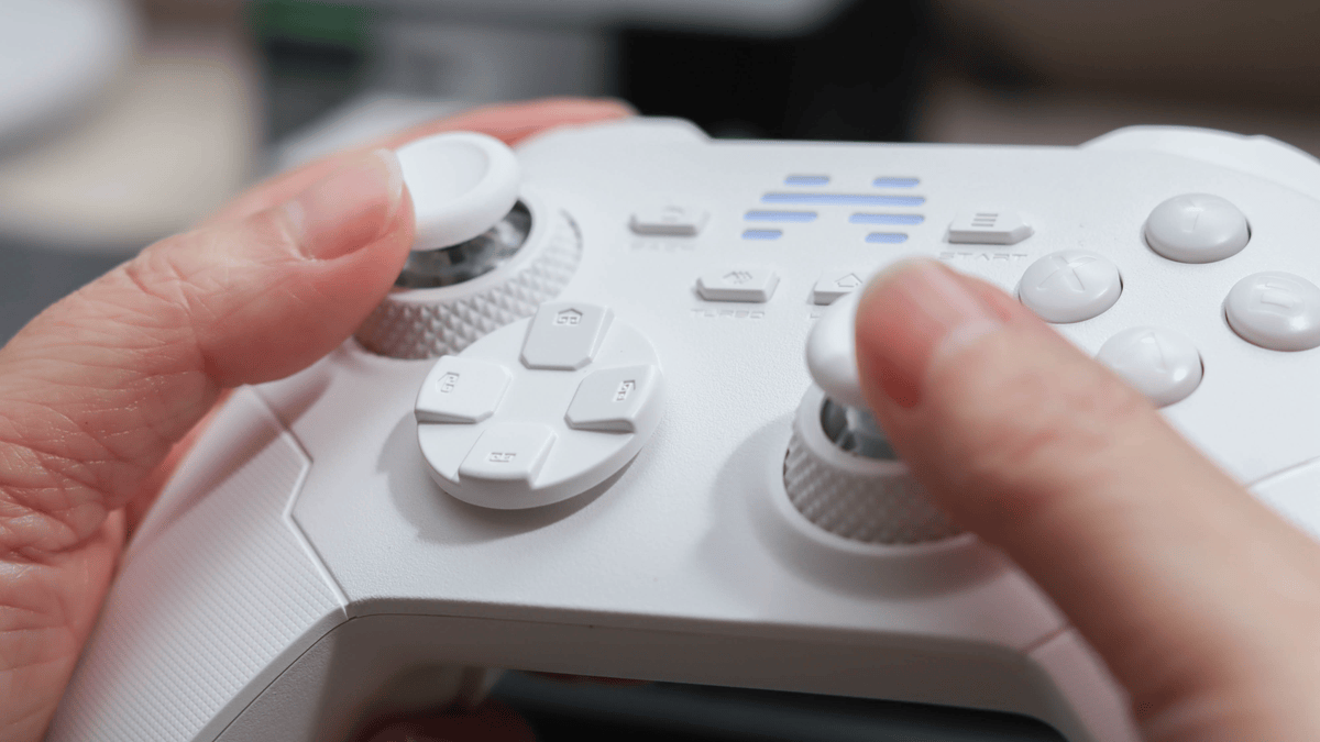 同价位唯一双切震动扳机！北通鲲鹏20绝尘白用自研技术打造入门手柄天花板