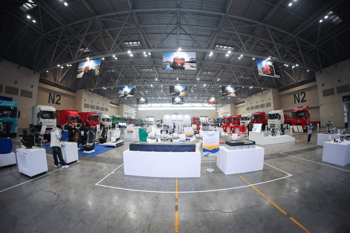 全新平台亮相！东风商用车2026年合作伙伴大会盛大启幕 剑指17.6万台