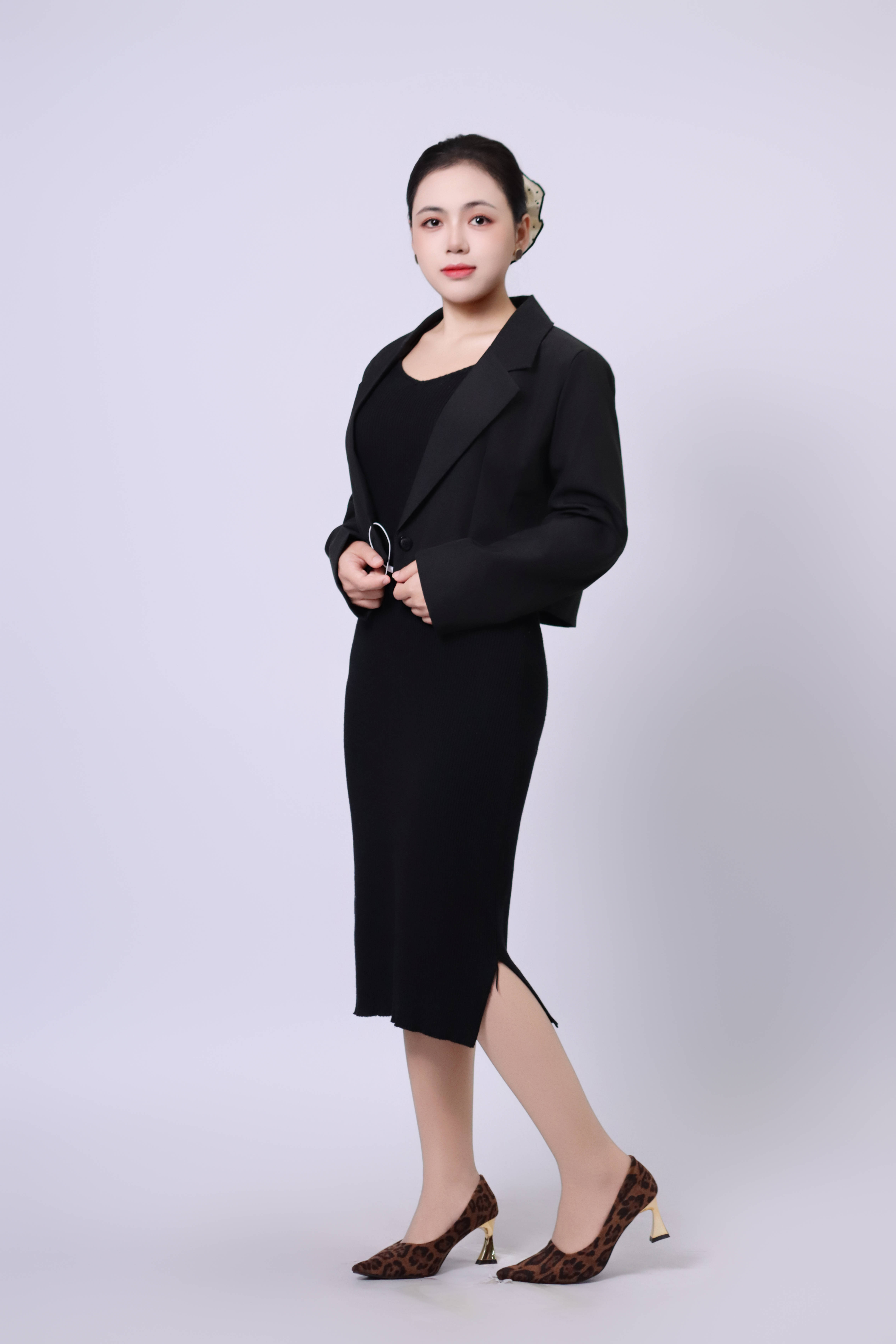 她的身材比例和气质非常适合展示各类服装无论是休闲装职业装还是