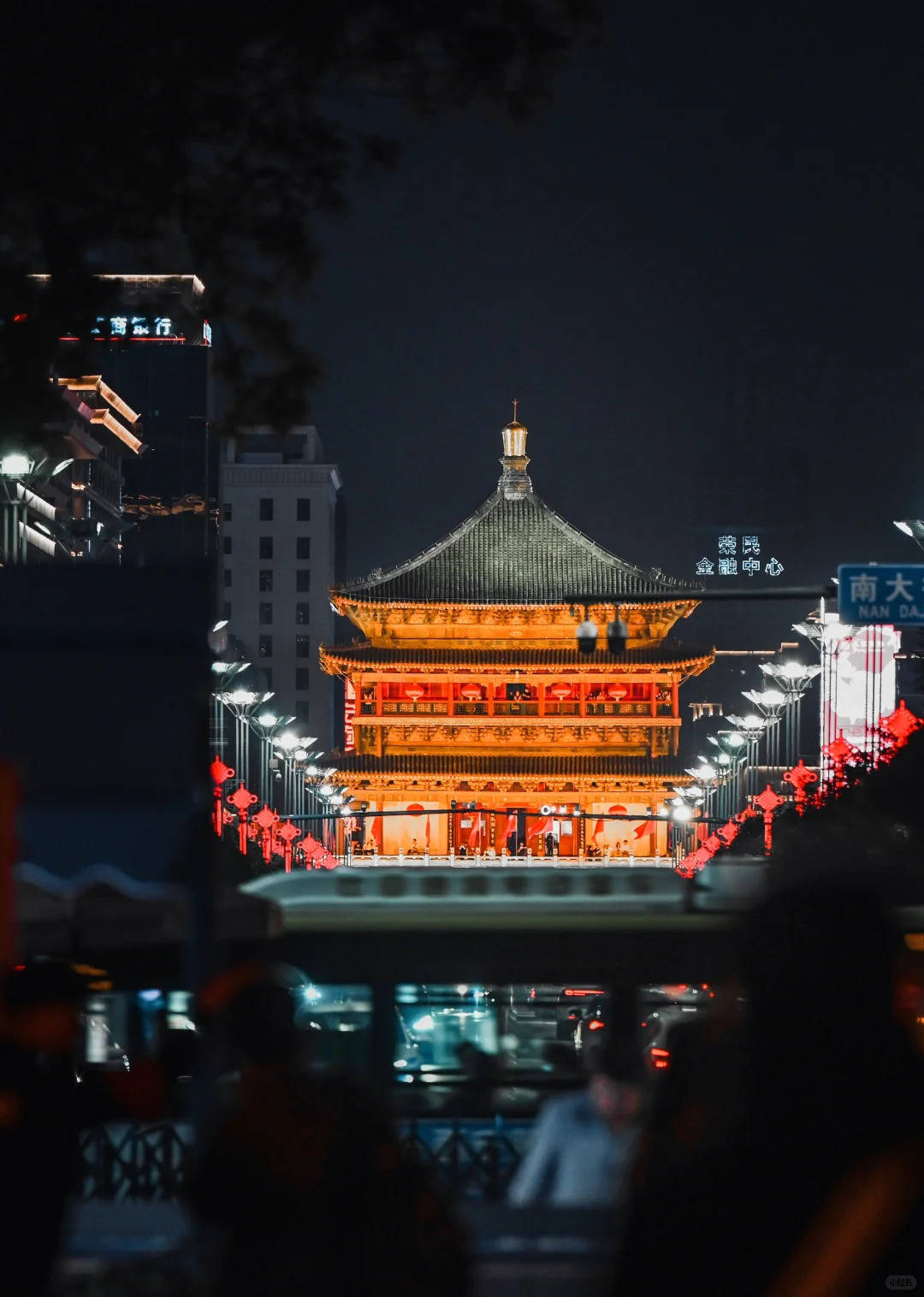 下午就去钟鼓楼广场这两座标志性建筑遥相呼应听听晨