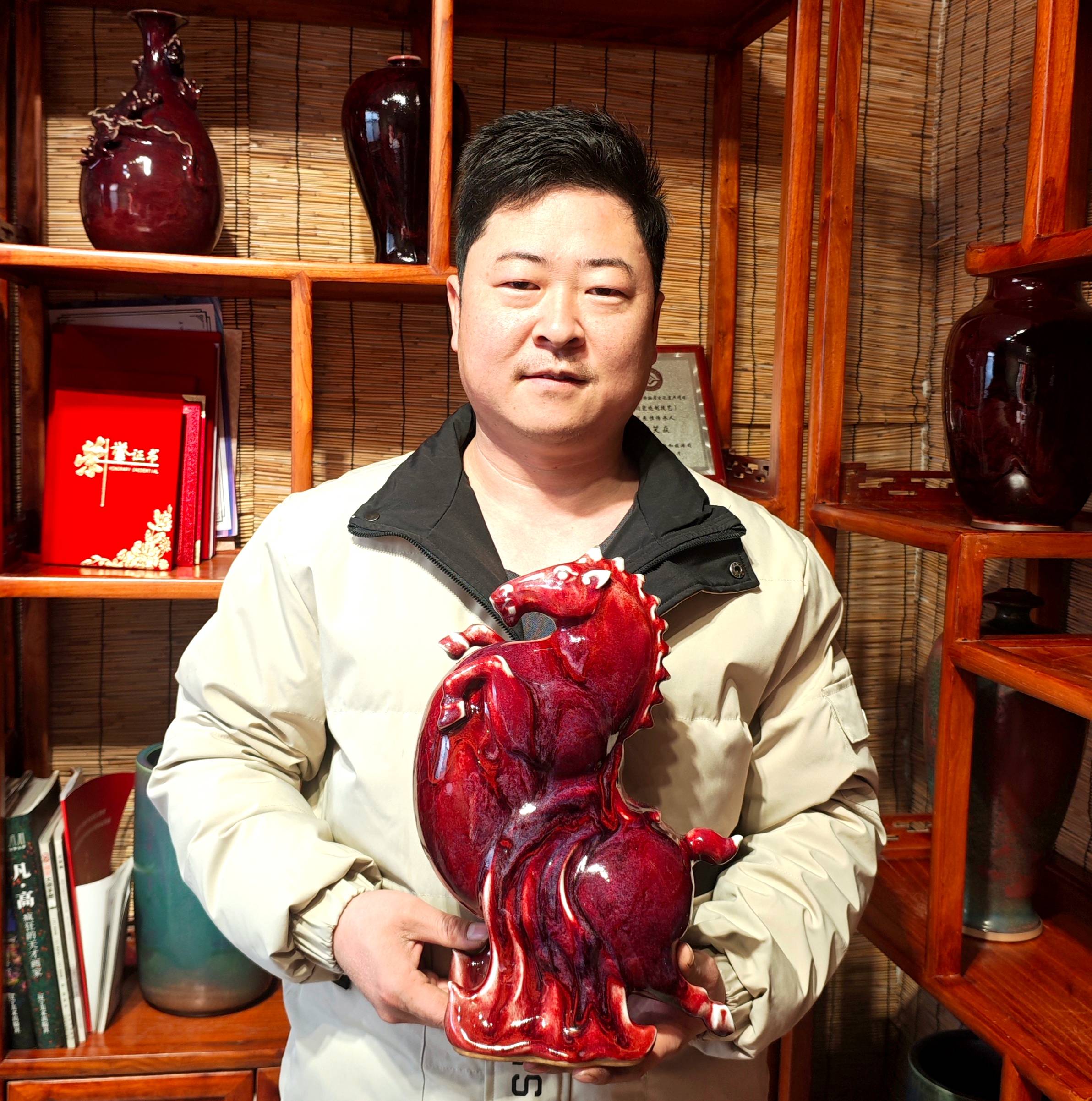 禹州市神垕镇凝彩堂钧瓷作品《立马功成》:融大唐风韵,展钧艺之美