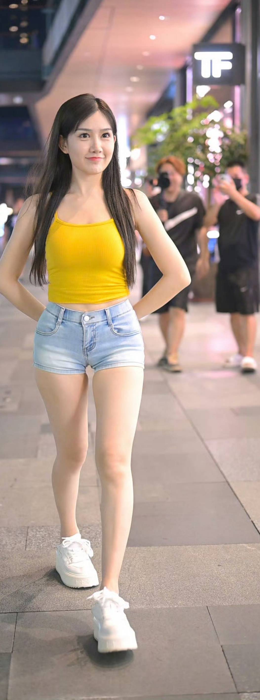 最简单的就是最时尚的,黄色背心搭配上牛仔热裤,清纯漂亮!