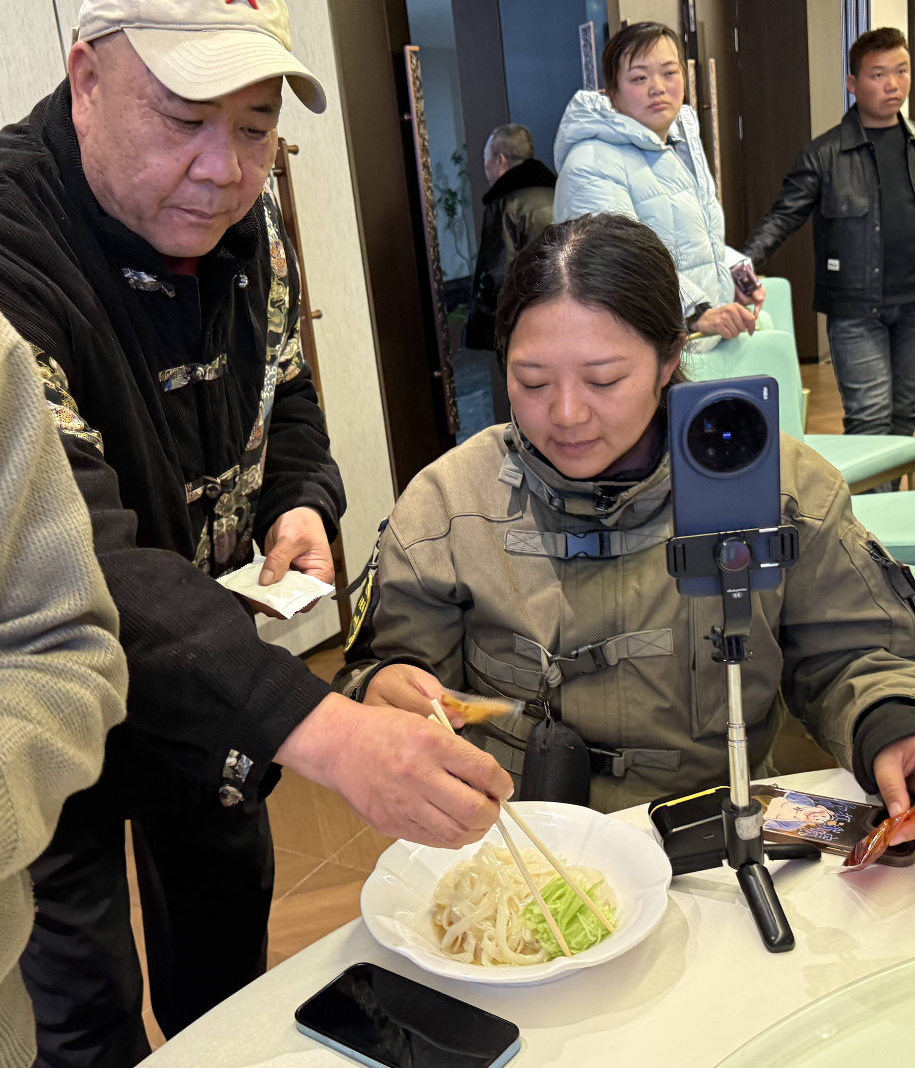 驼铃响·年味浓新疆天山骆驼队打卡大荔 为文旅农产代言