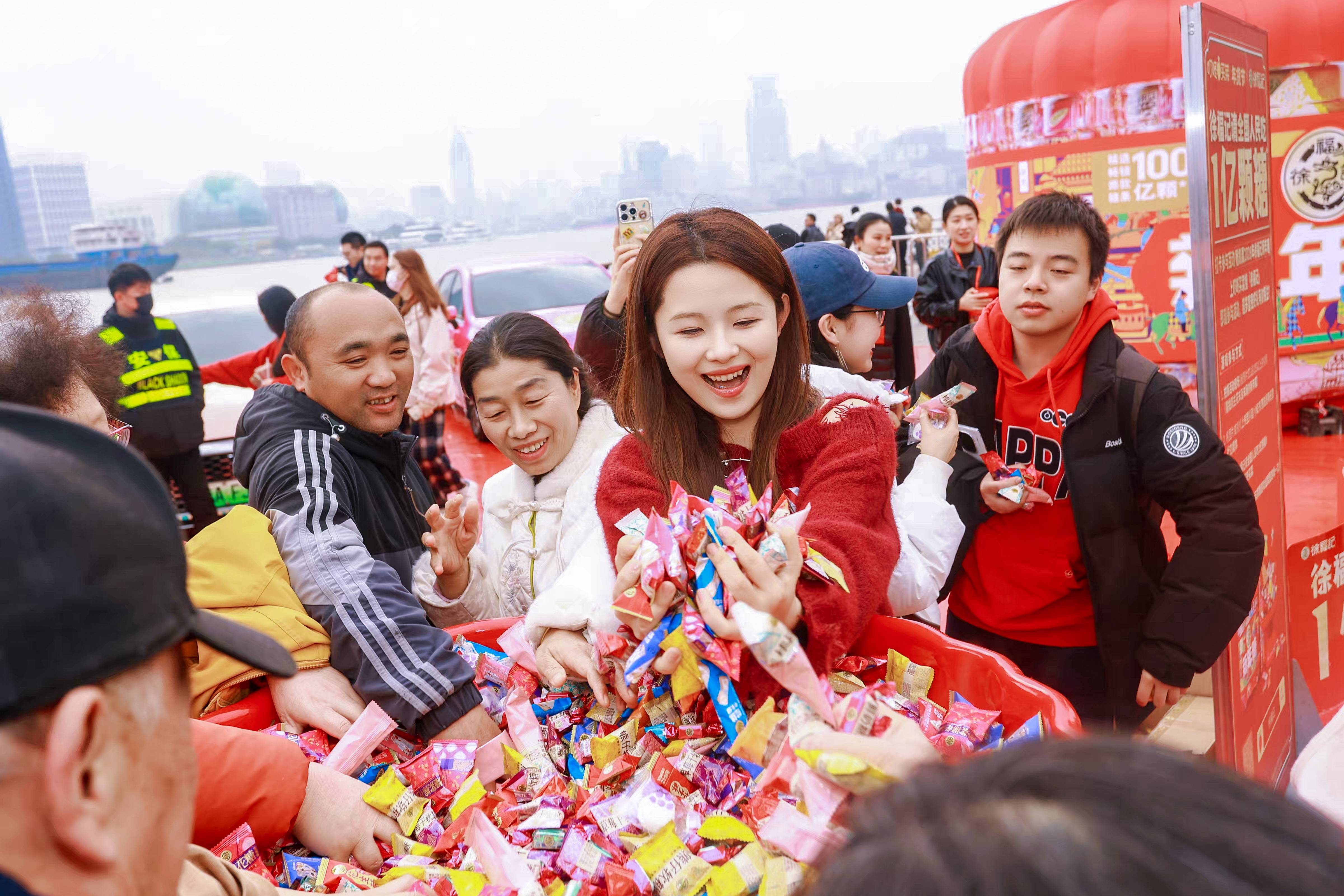 《1亿颗糖的甜蜜抵达外滩，徐福记“新春发糖车”开进海派年味里》