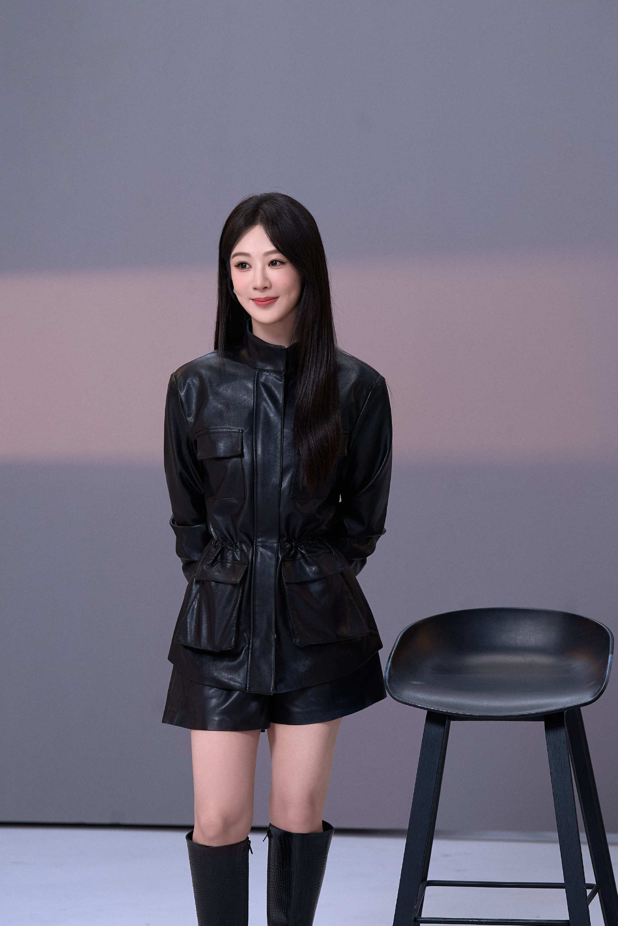 杨紫最新写真花絮照曝光！黑色皮衣造型酷飒干练