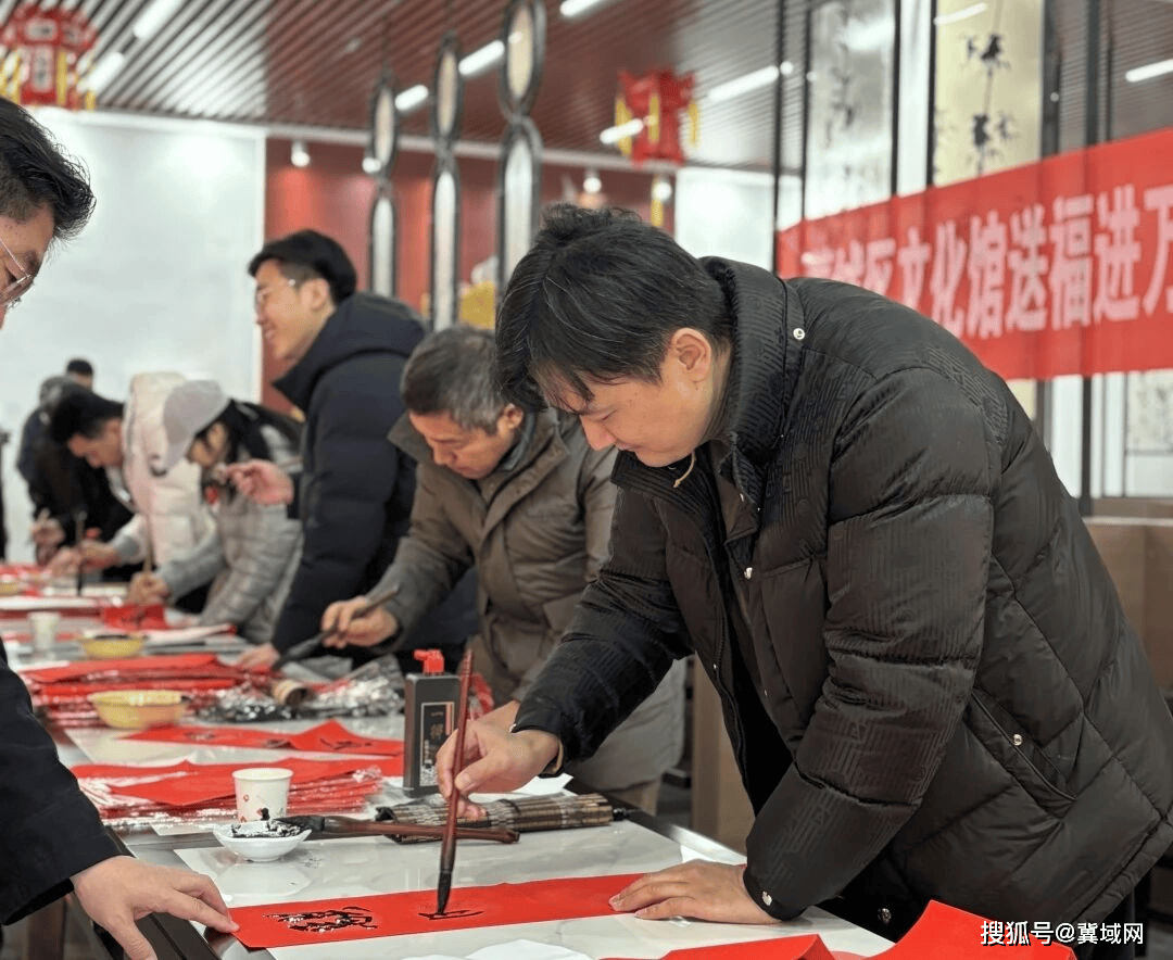 石家庄市群众艺术馆走进藁城区公里街现场书写春联 赠与百姓