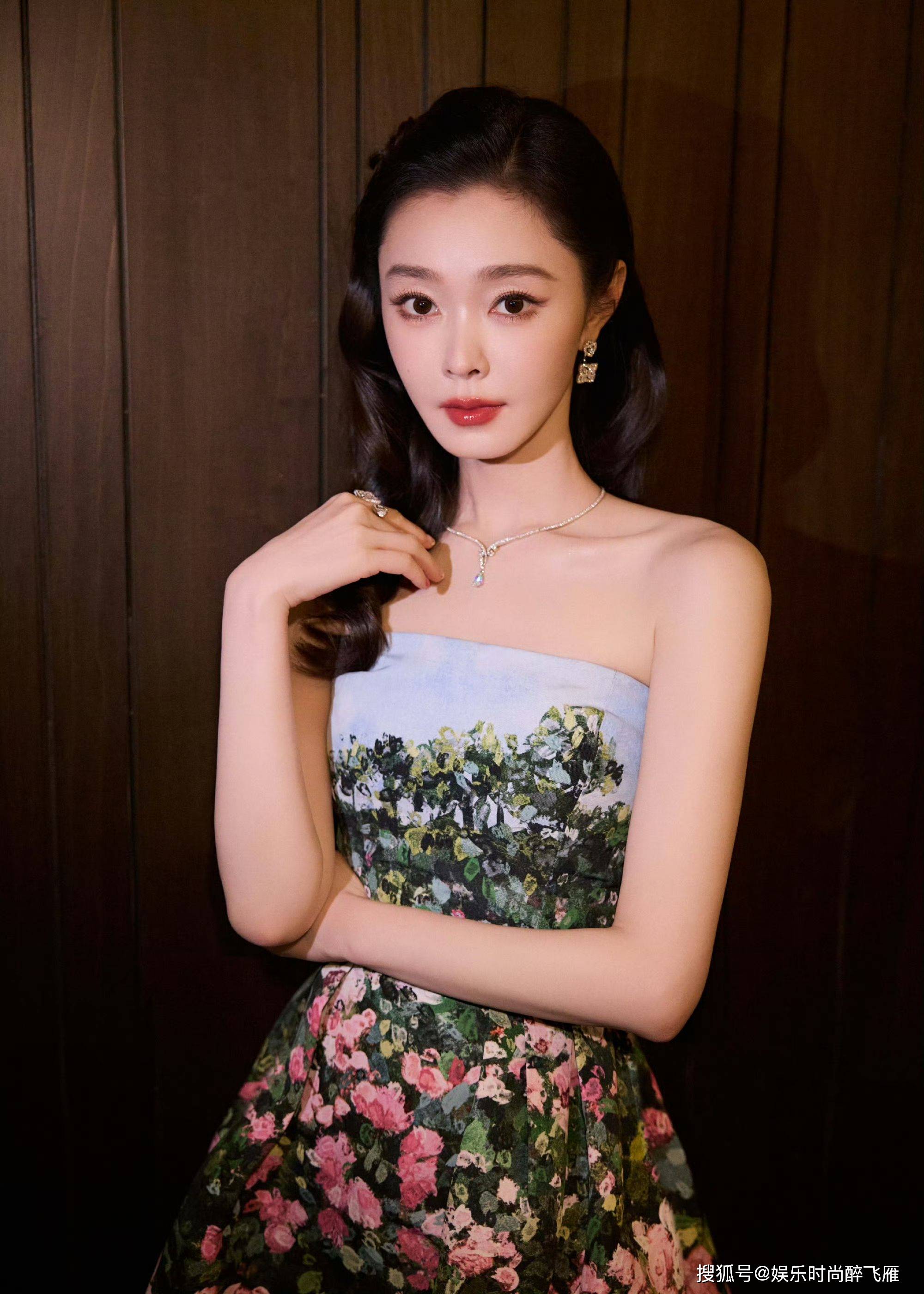 女星宋轶优雅写真：薄纱美人，梦幻摇曳！