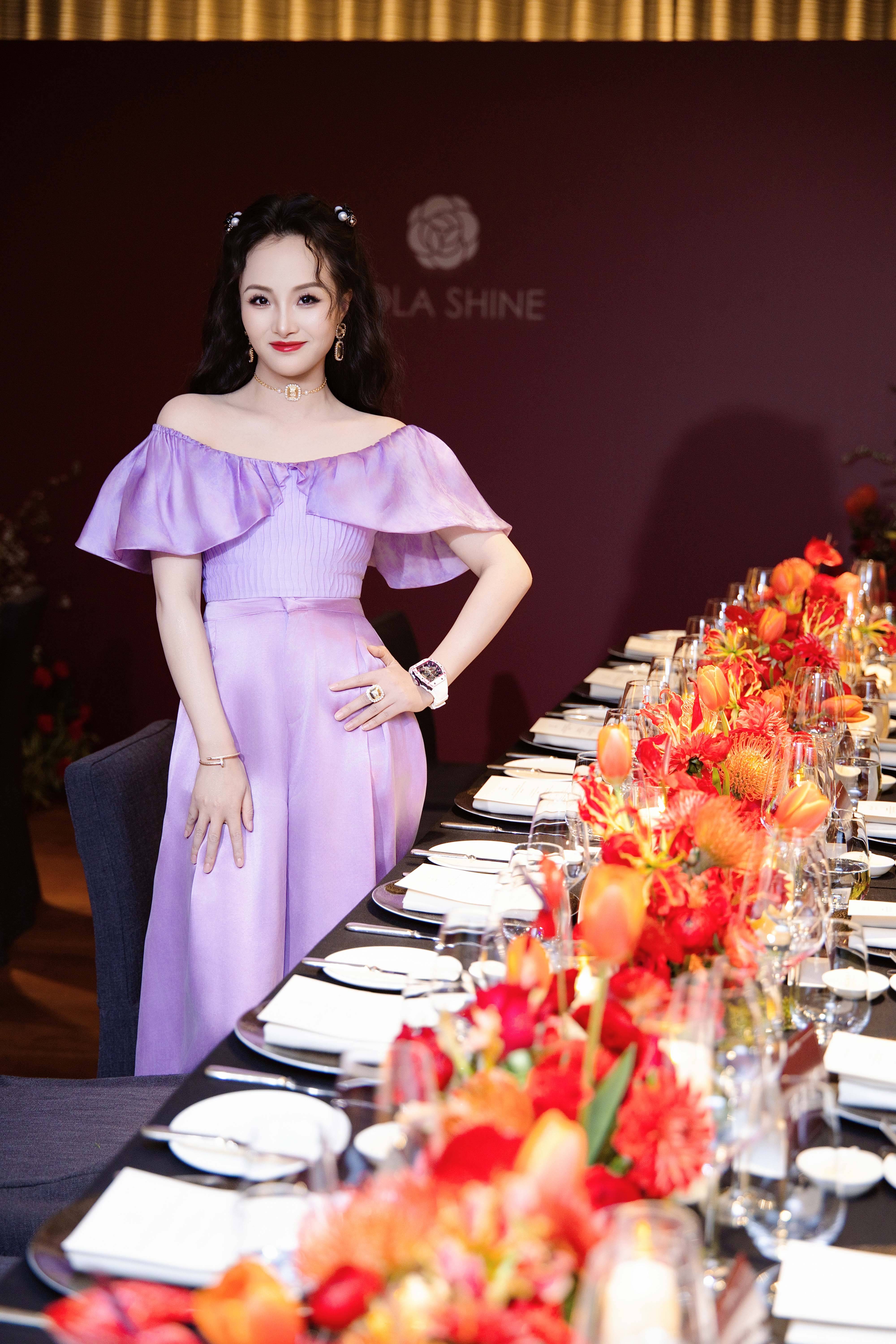 亮月影视董事长项亮月闪耀Rola Shine臻耀之夜   紫色造型与东方珠宝交相辉映
