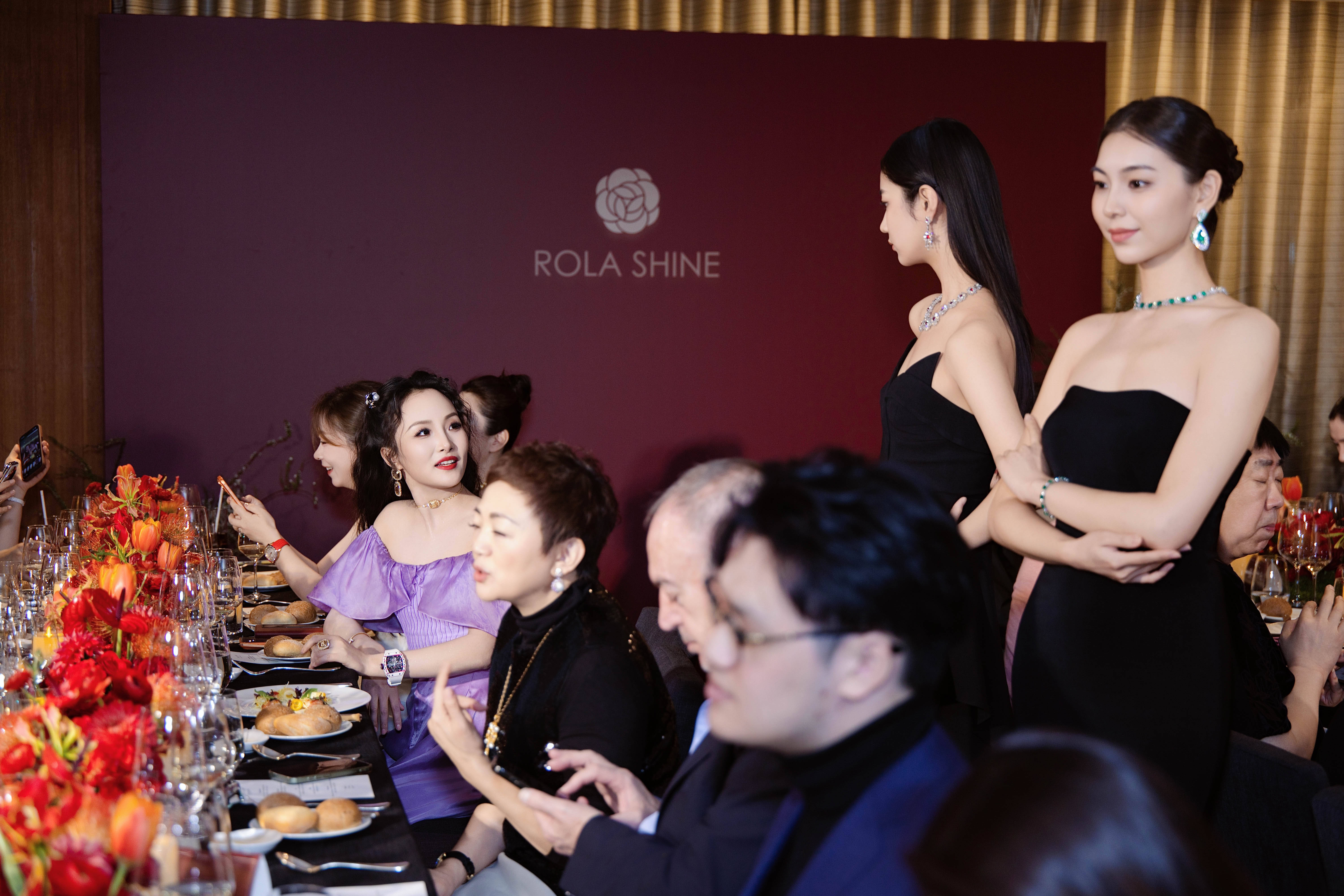 亮月影视董事长项亮月闪耀Rola Shine臻耀之夜   紫色造型与东方珠宝交相辉映