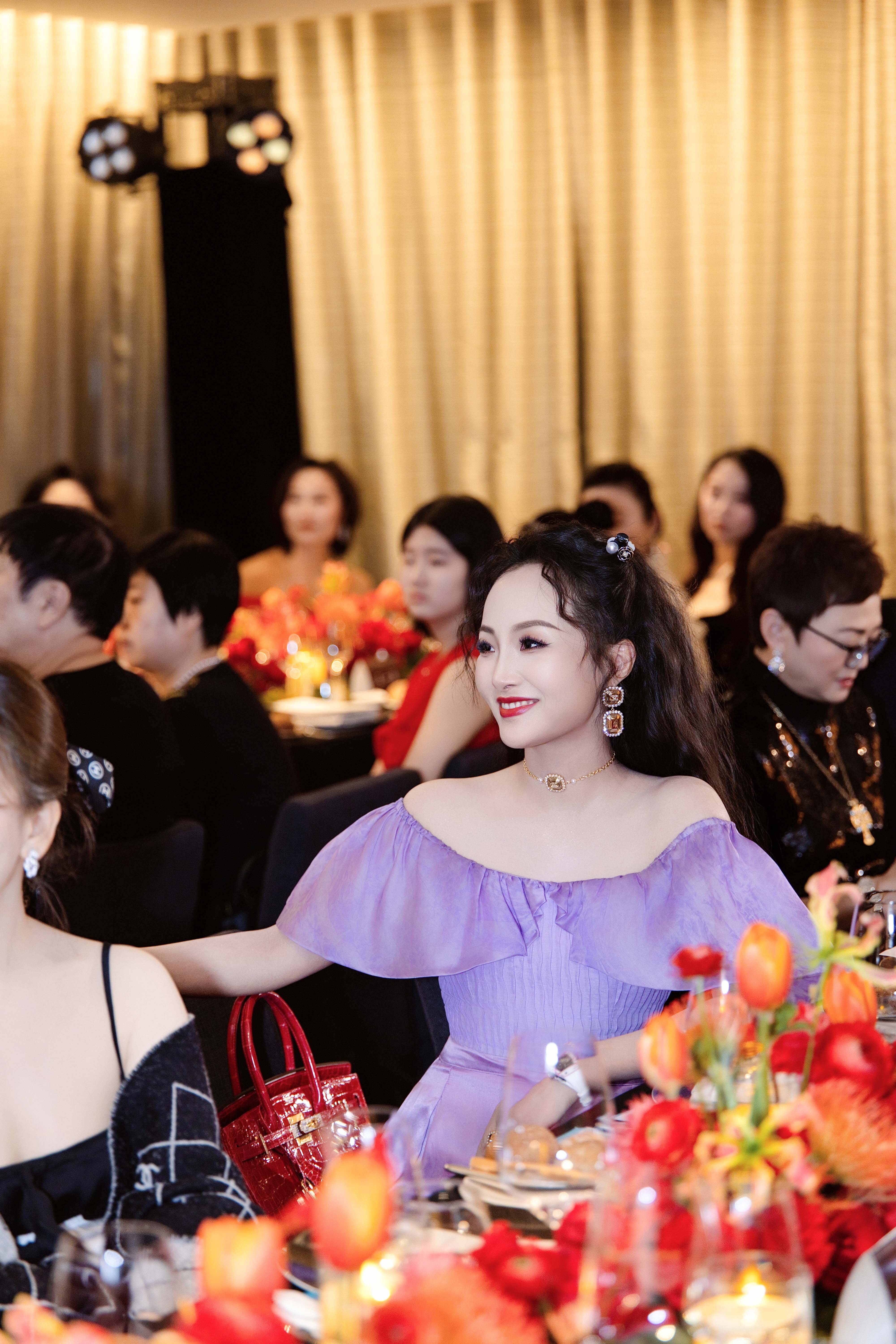 亮月影视董事长项亮月闪耀Rola Shine臻耀之夜   紫色造型与东方珠宝交相辉映