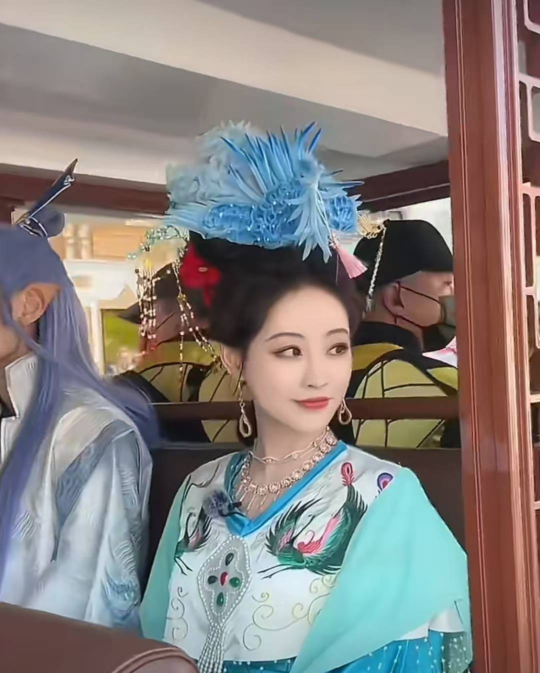 祝绪丹穿蓝绿古装灵动娇俏 蓝羽发冠点缀明艳大气