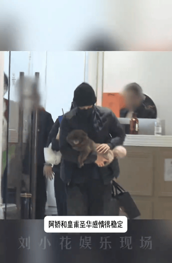 阿娇与皇甫圣华一同做美甲 两人暖心和工作人员打招呼