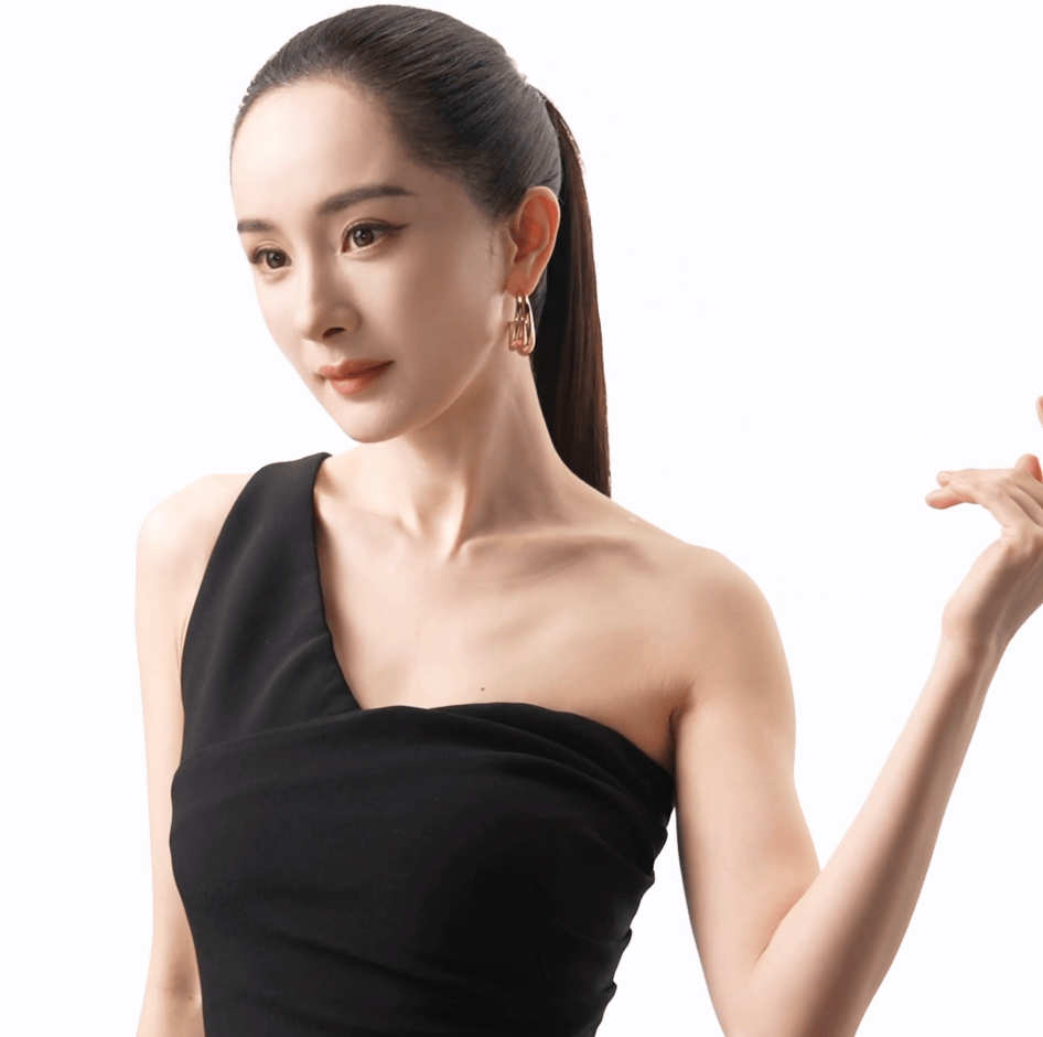 杨幂最新写真花絮曝光！穿黑裙扎马尾时髦个性气质在线