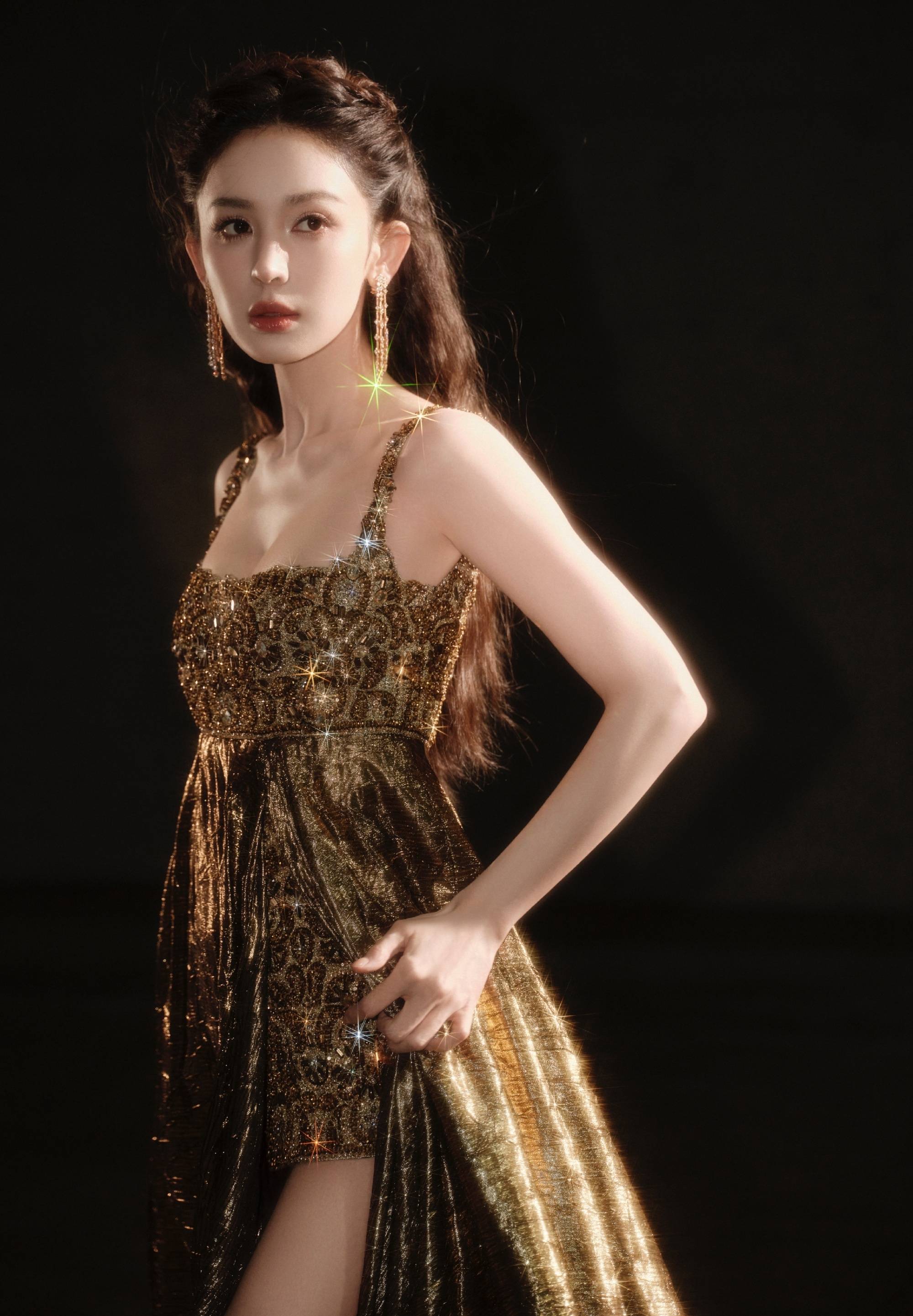 娜扎复古编发配鎏金钉珠吊带明艳华贵 裙摆开叉大秀婀娜身材