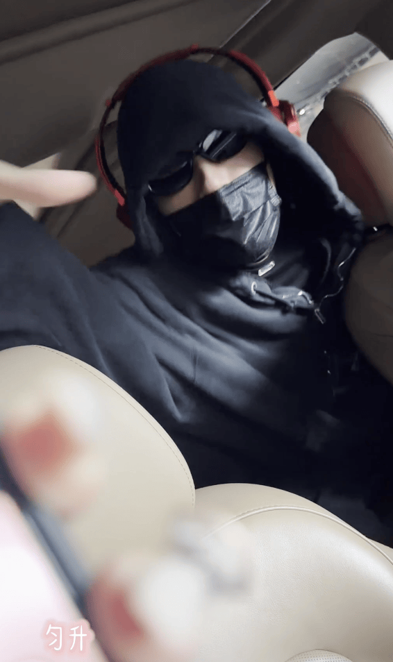 木子洋疑似将粉丝丢出车窗 步行进入车内全程戴耳机