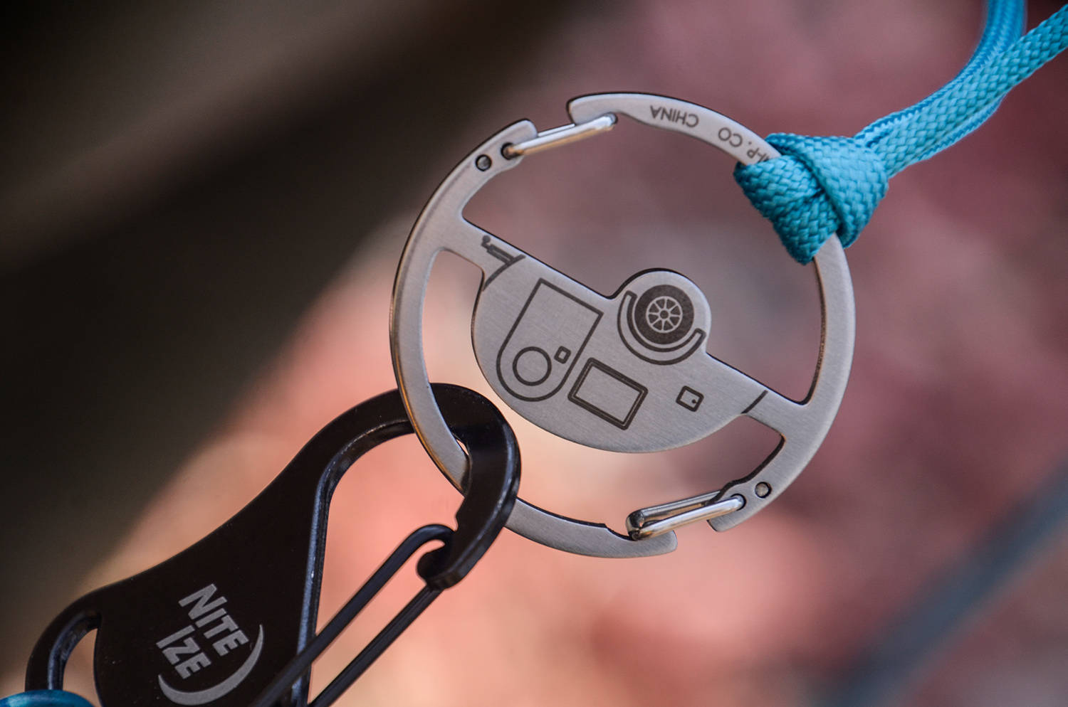 把户外生活挂在背包上：奈爱露营车钥匙扣