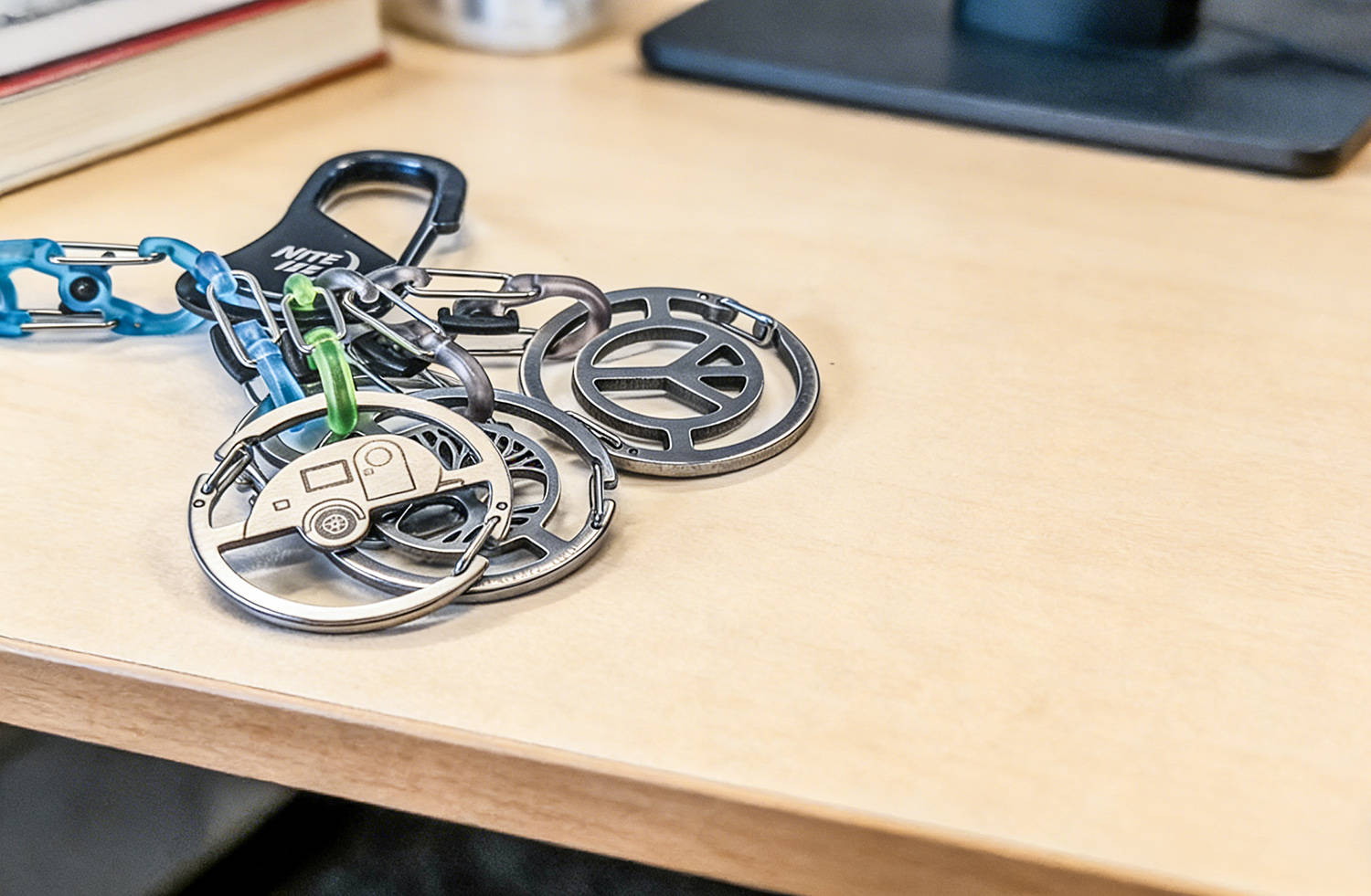 把户外生活挂在背包上：奈爱露营车钥匙扣