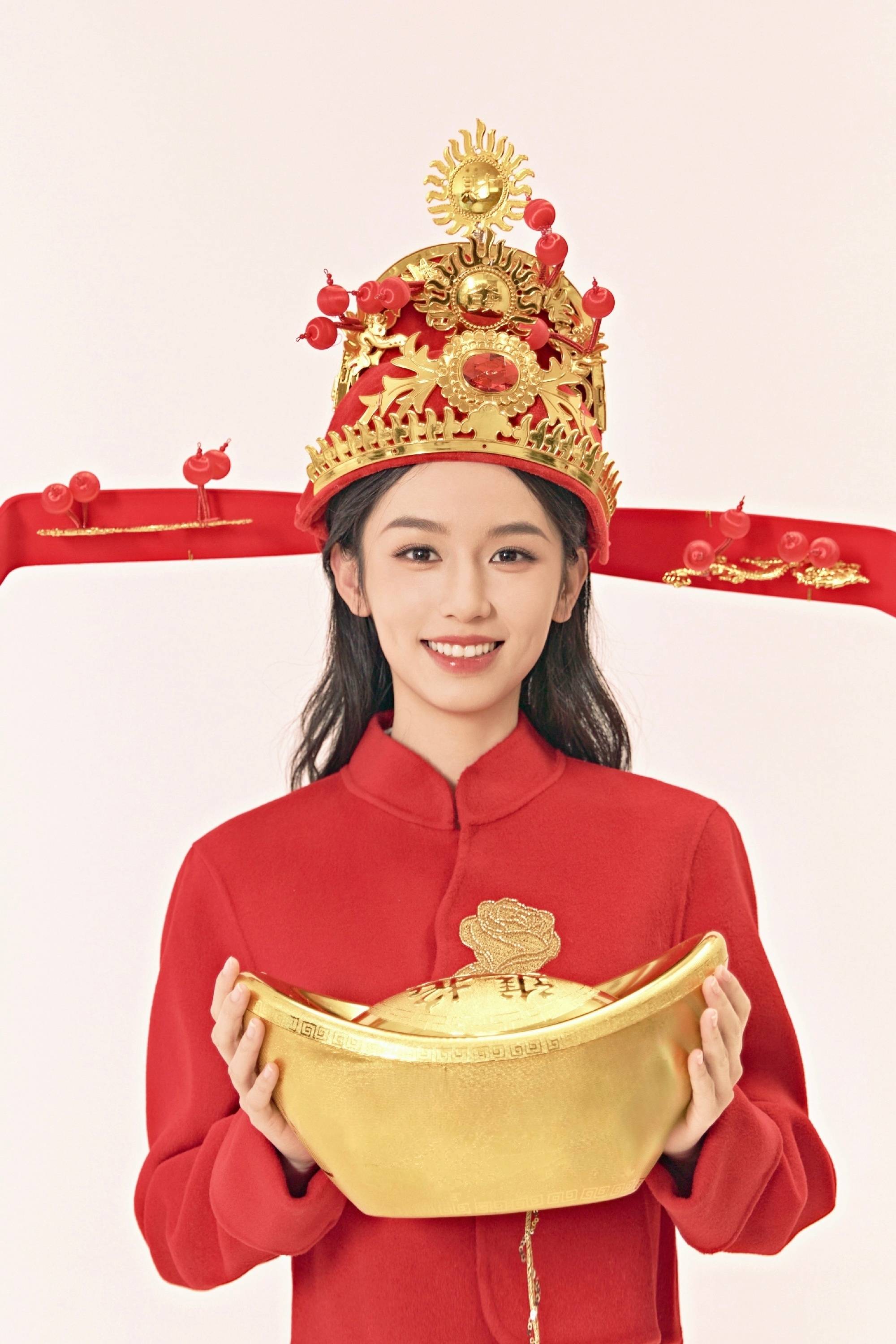 周也红衣财神造型富贵喜庆 手捧金元宝笑意盈盈_笑容_吉祥_大金