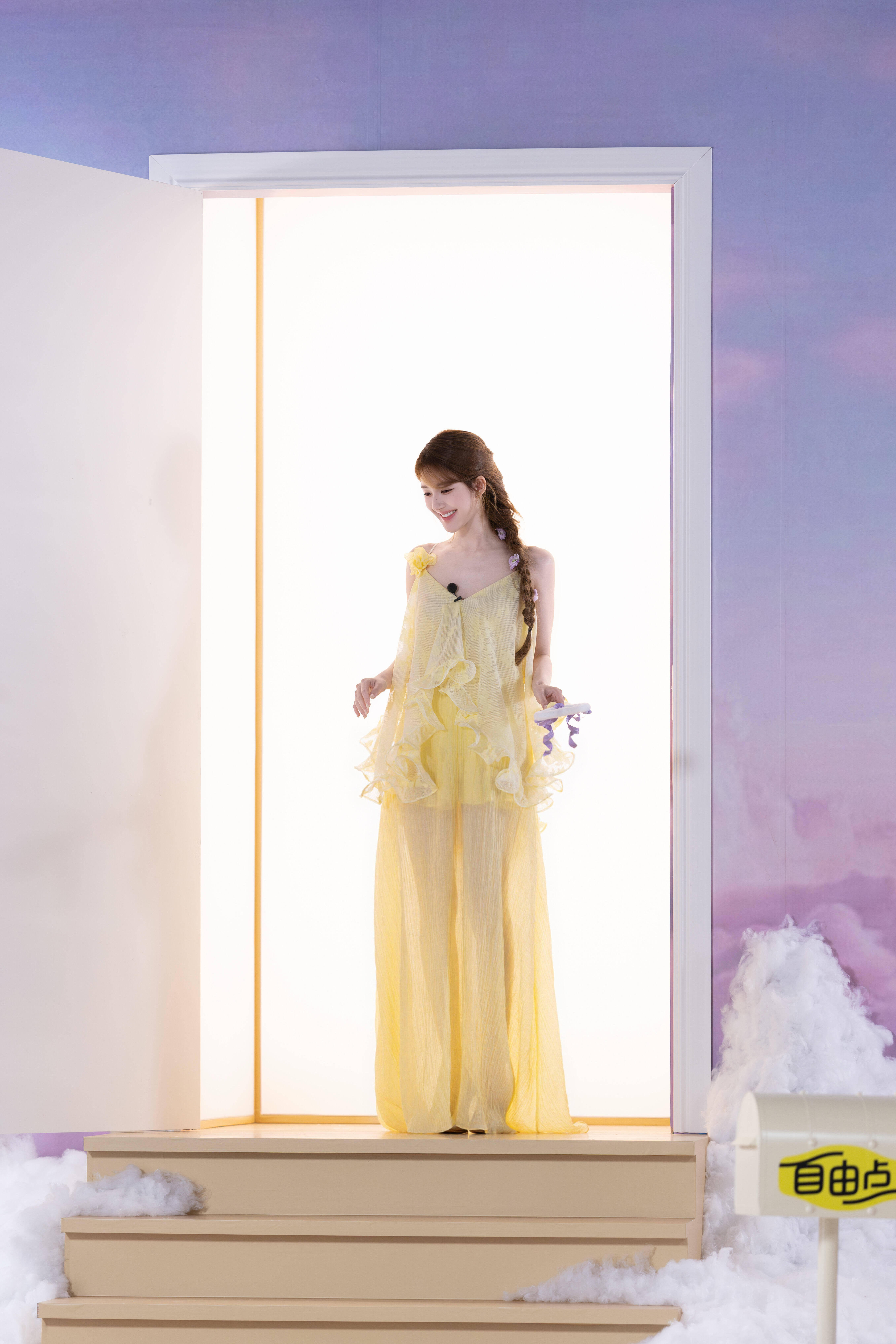 赵露思扎单麻花辫甜美可人 俏皮wink笑容清甜好少女