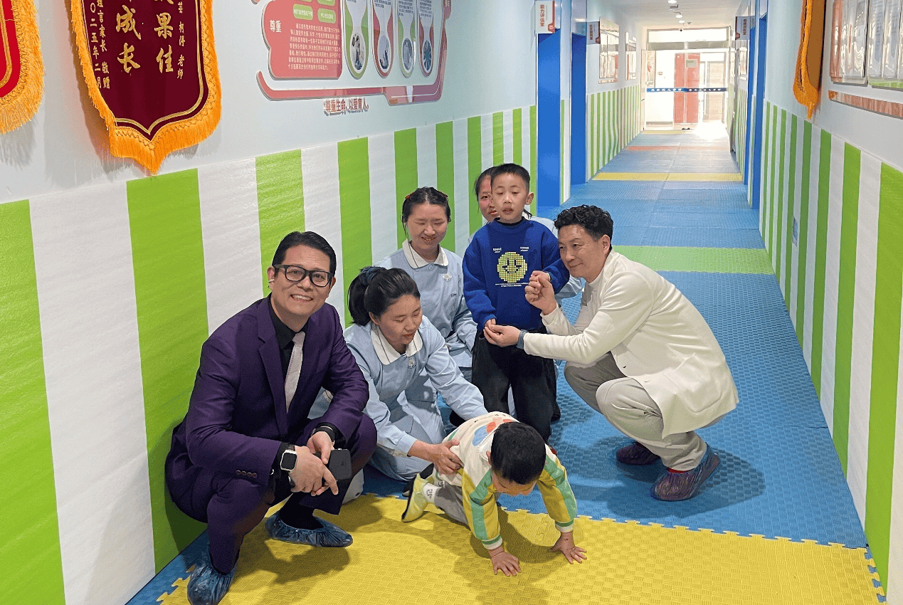 ����̽��ůͯ�� Я���ػ���ϣ������䳬����ݰ�ٹ���Ƕ�ͯ�幫�����Ŀ����¶�֢��ͯ