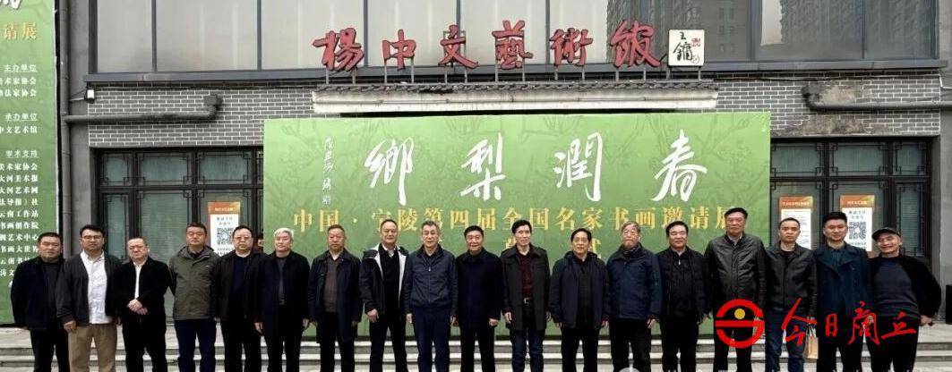 艺术馆内,墨香与窗外的梨花香,在春风里交织.3月23日,宁陵县