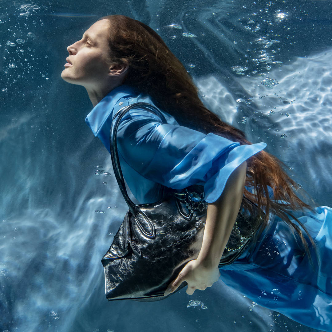 McQUEEN S26 MANTA BAG CAMPAIGN DIGITAL 1080<em></em>x1080PX_4.jpg