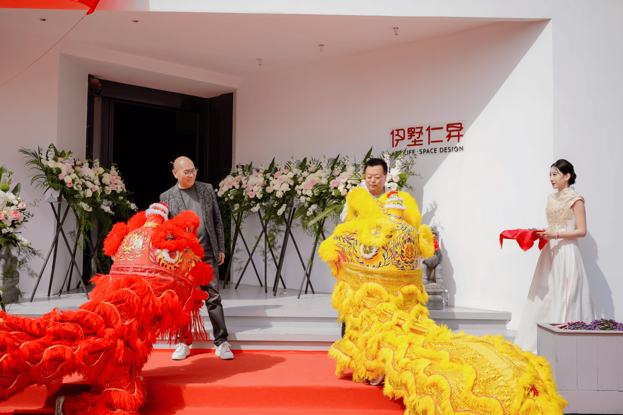 两位嘉宾为舞狮点睛左:艺术家蔡万霖右:伊墅仁昇设计有限公司董事长方向全.png