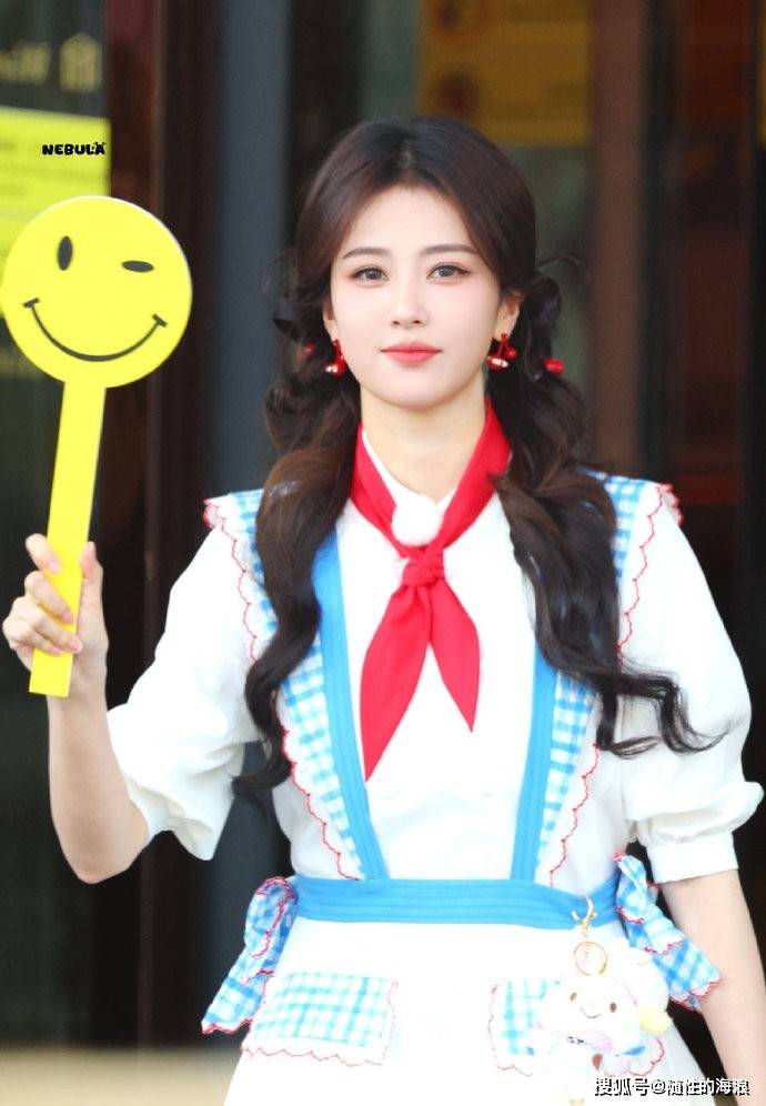 原创 白鹿《奔跑吧》泉州录制路透，双马尾小厨娘造型萌化全网封面图