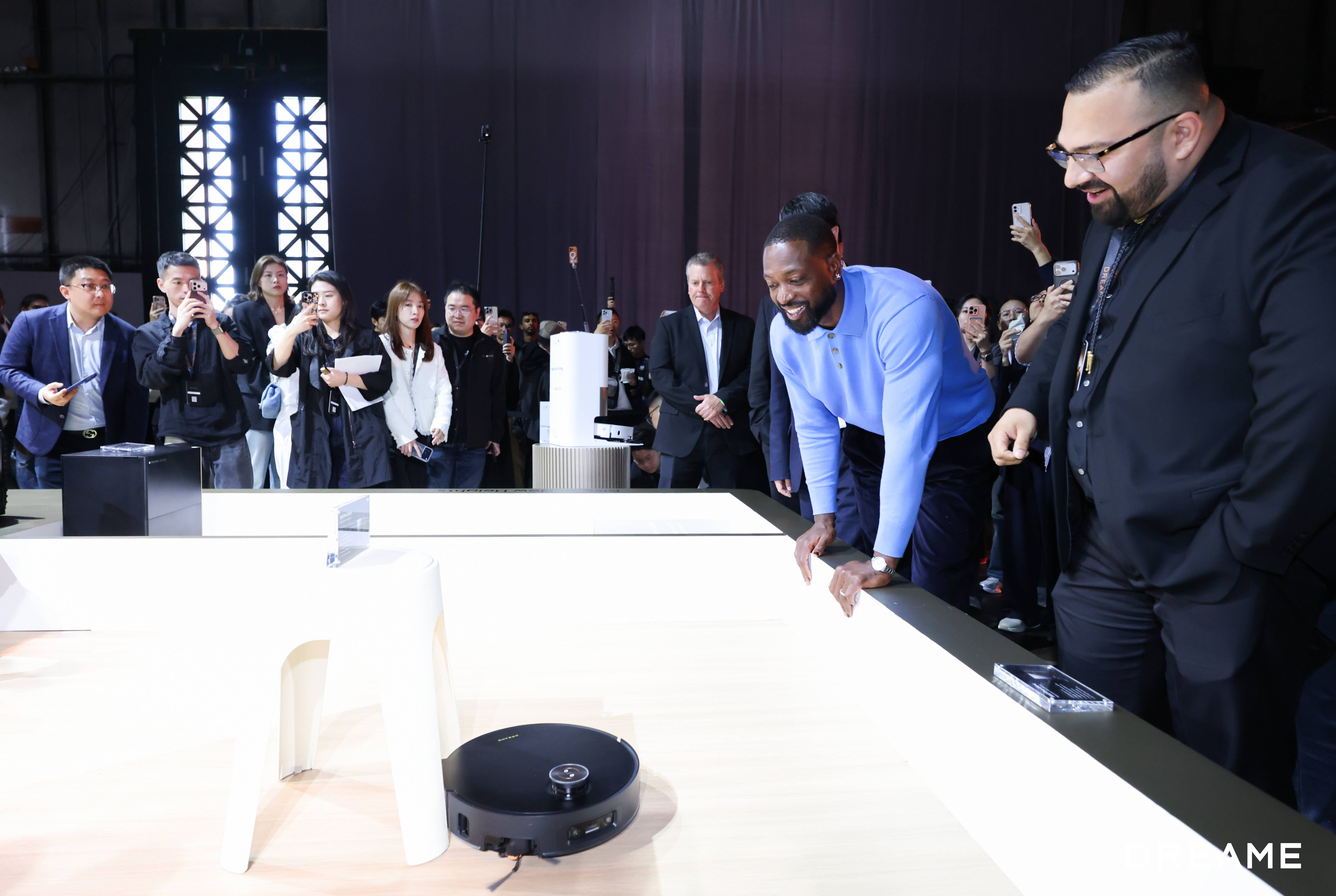 《“闪电侠”韦德见证硅谷传奇，全球高端扫地机市场进入追觅时代！》