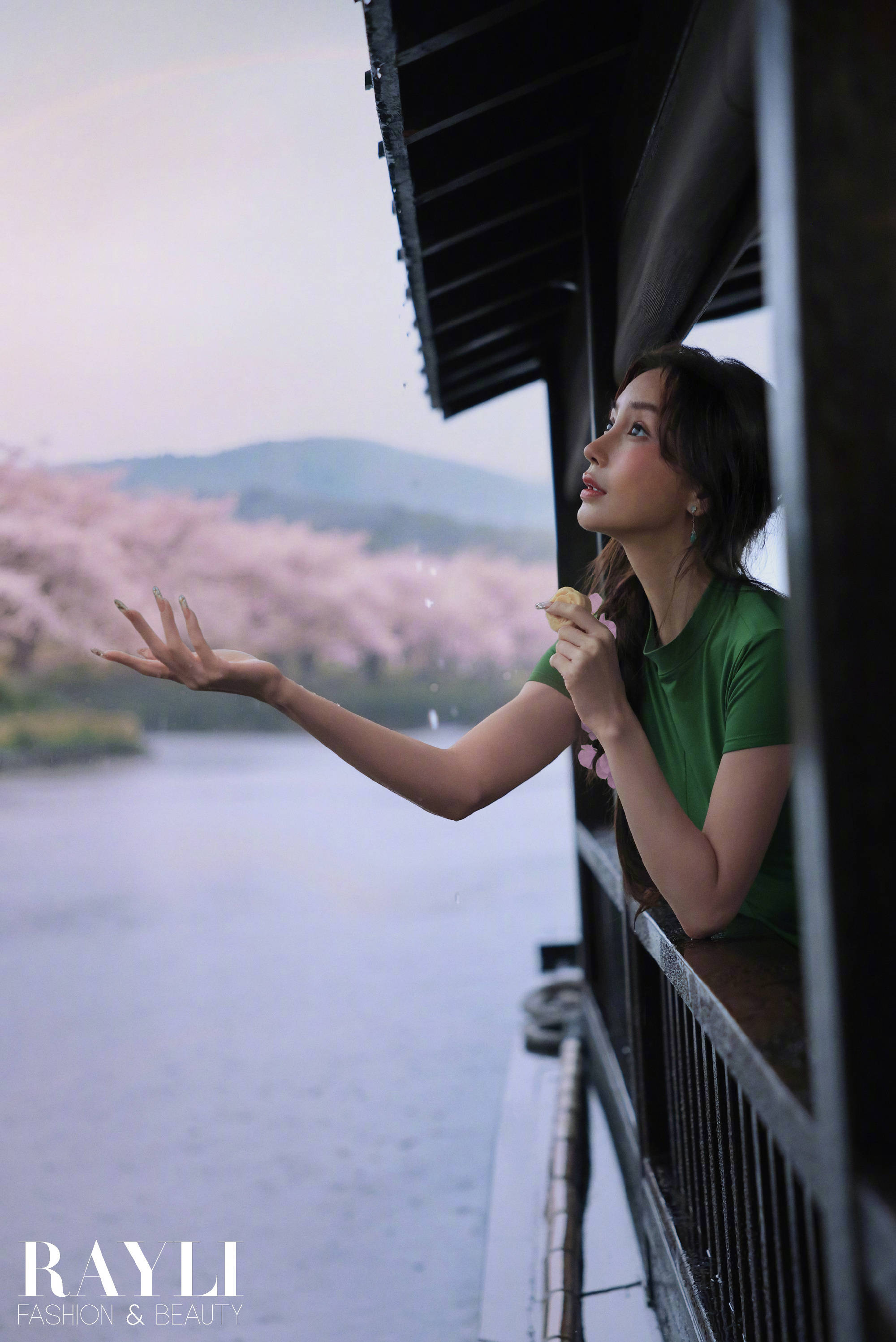 Baby穿蓝色旗袍勾勒完美曲线 将竹篓举过头顶俏皮可爱